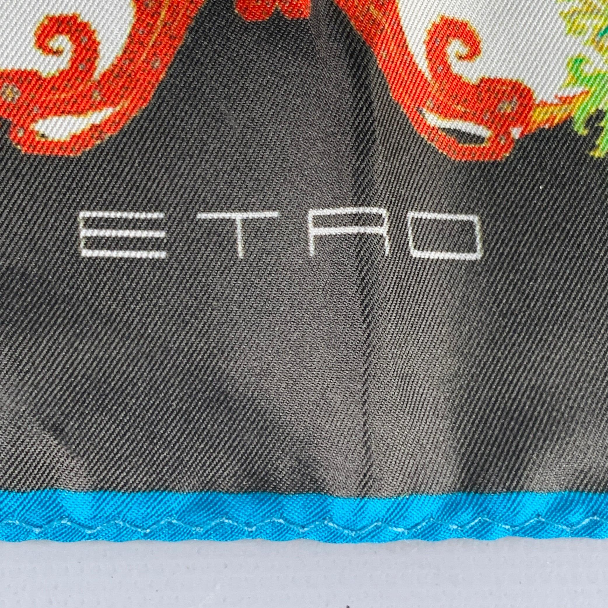 Cuadrado de bolsillo ETRO
de seda negra con estampado abstracto multicolor. Fabricado en Italia.Excelente estado de conservación. 

Medidas: 
  17 pulgadas  x 16,5 pulgadas 
  
  
 
Referencia Sui Generis: 135042
Categoría: Pañuelo de bolsillo
Más