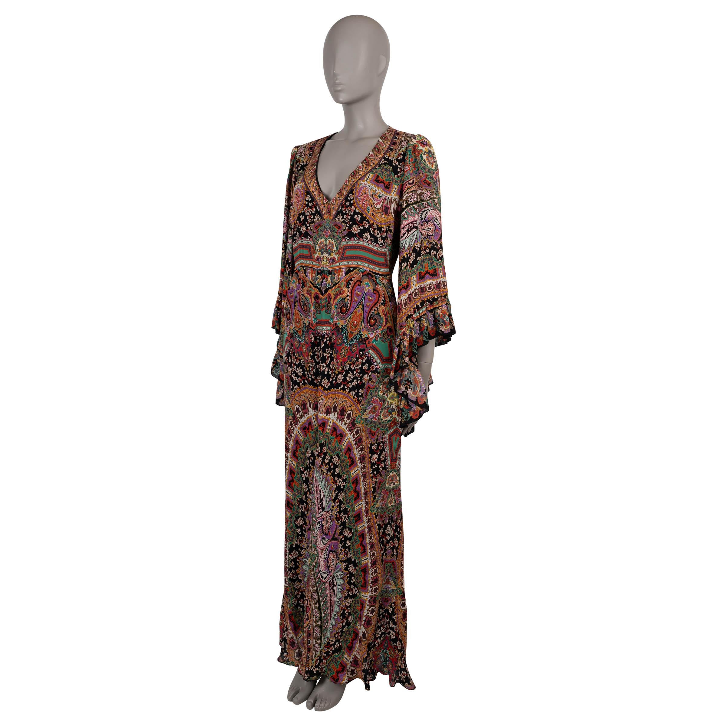 Cette robe Monterey 100% authentique en mousseline de soie imprimée cachemire noir et multicolore (100%) est une expression étonnante de l'élégance bohème de la maison. Conçue avec une silhouette ajustée et évasée, elle présente un décolleté en V