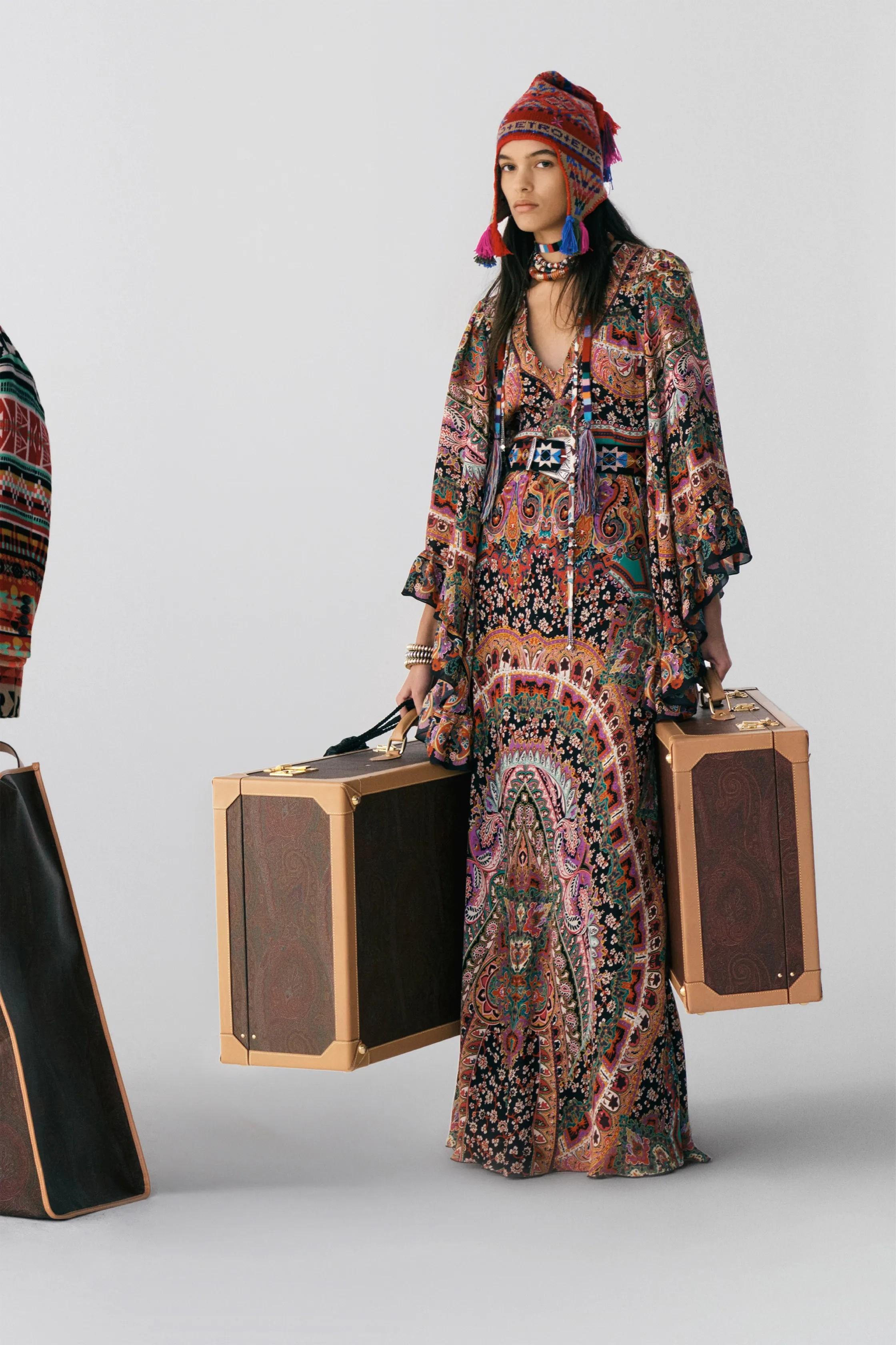 ETRO soie noire et multiple 2021 MONTEREY PAISLEY CHIFFON MAXI Robe 44 L en vente 3