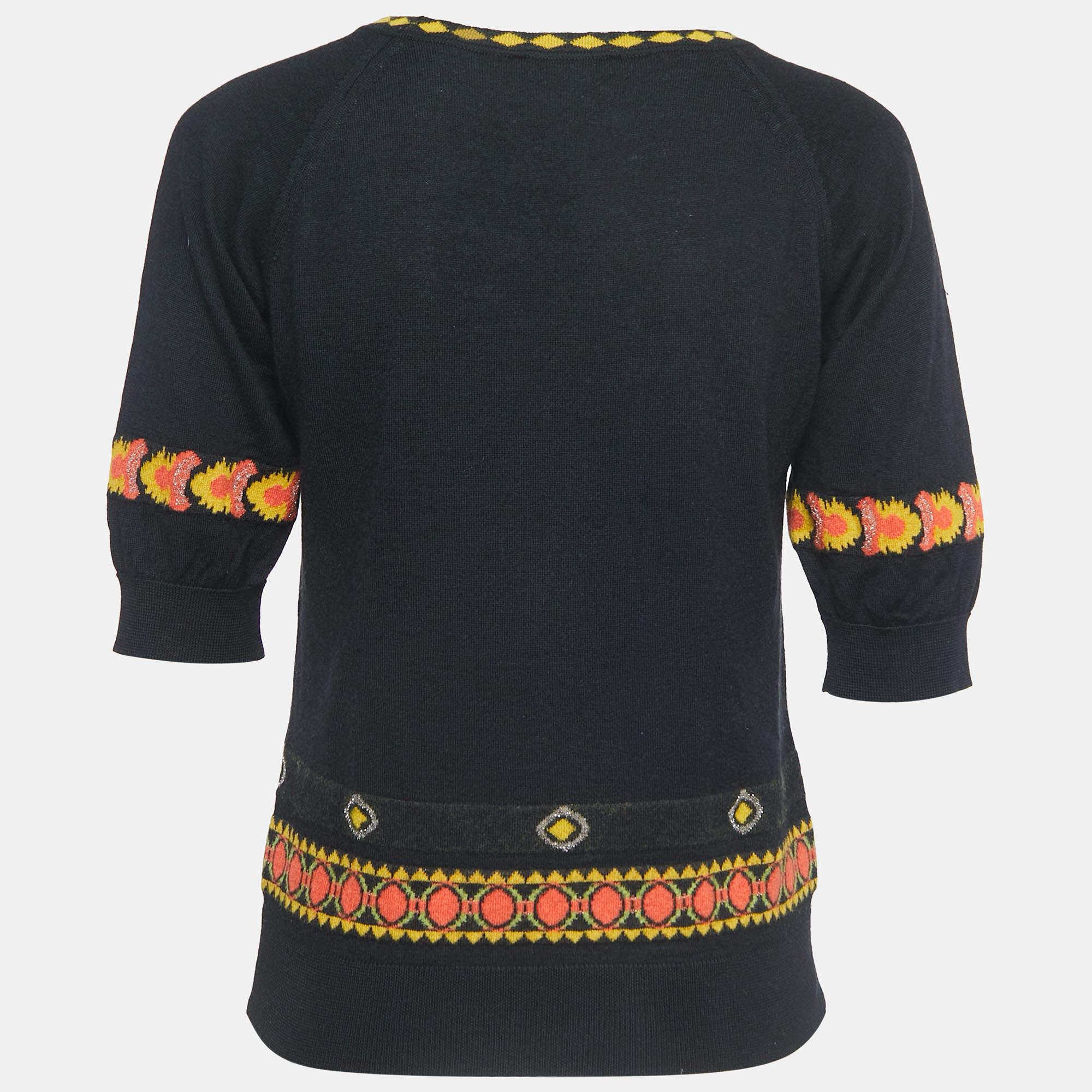 Ce haut de créateur est synonyme de style et de confort. Confectionnée à partir des meilleurs tissus, la création a fait l'objet d'une attention toute particulière. Portez-la avec un jean et des chaussures plates.