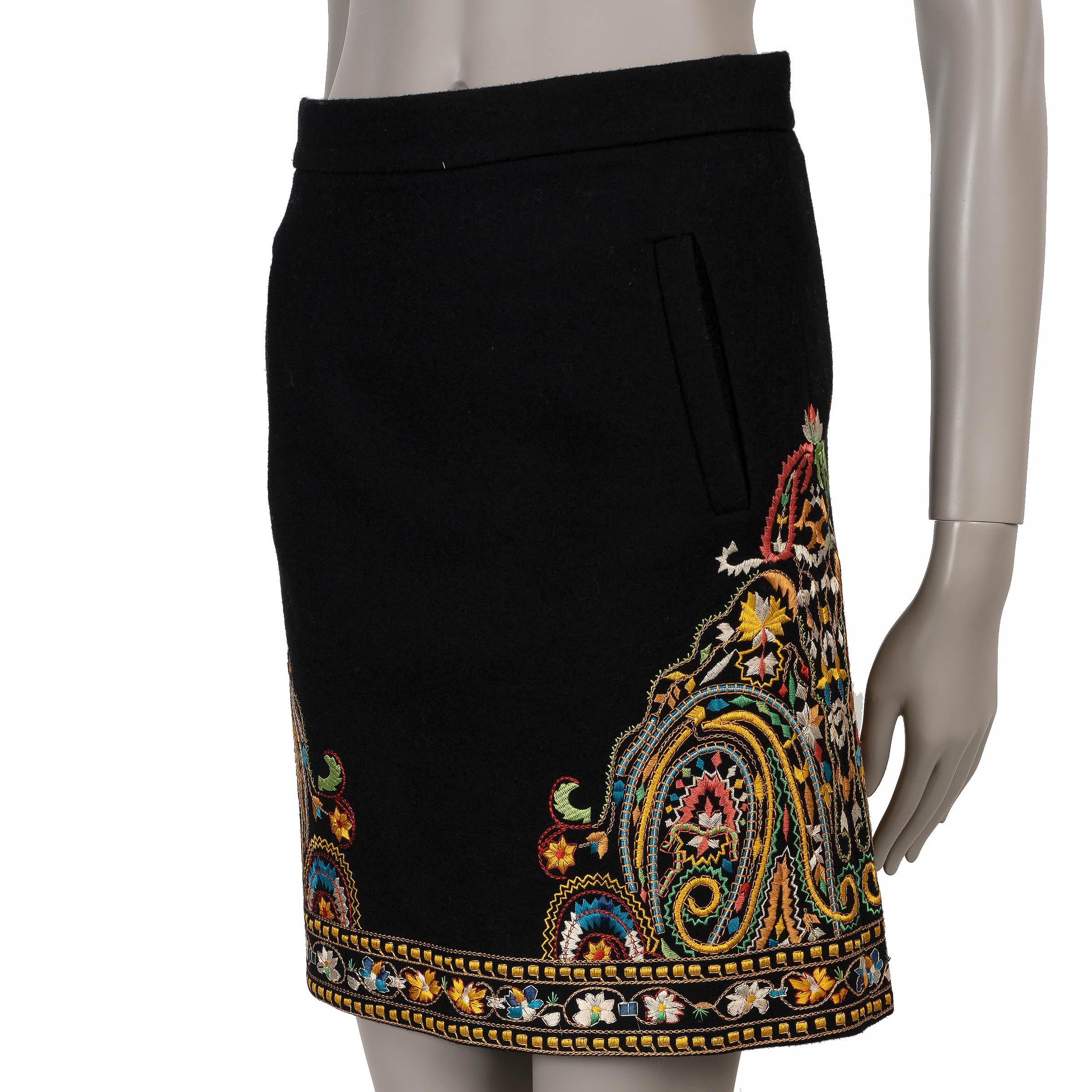 This 100% authentic Etro skirt in black felted wool (please note the content tag is missing) is adorned with intricate multicolored embroidery, reflecting the brand’s signature bohemian elegance. Designed with an A-line, knee-length silhouette, it