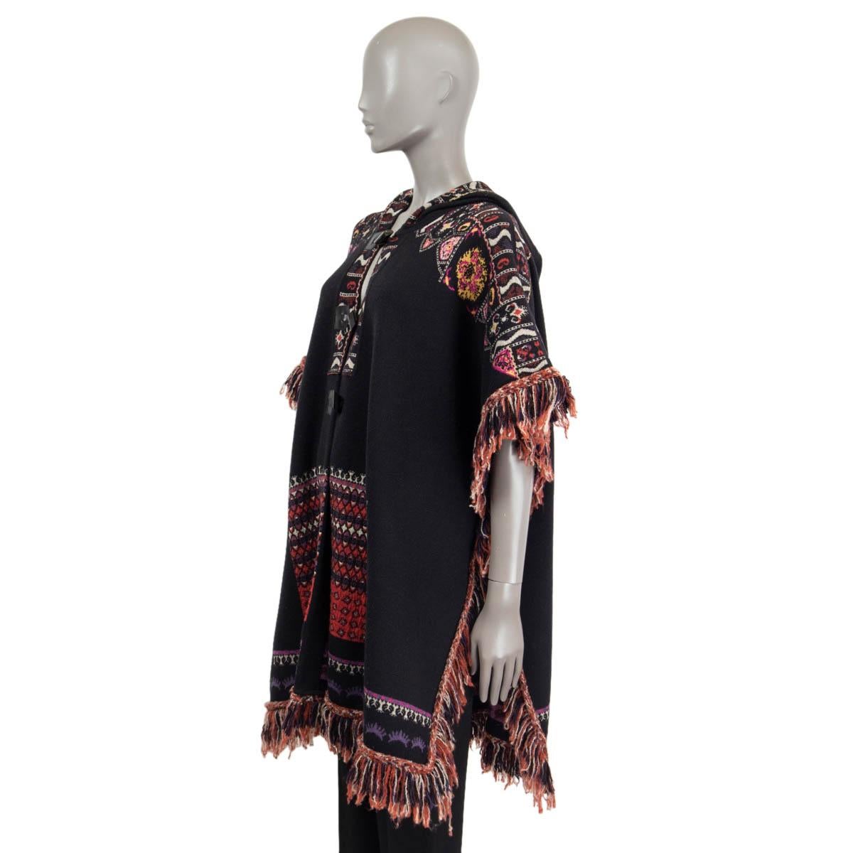 ETRO black & red wool 2017 FRINGED HOODED CAPE Poncho Jacket M In New Condition For Sale In Zürich, CH