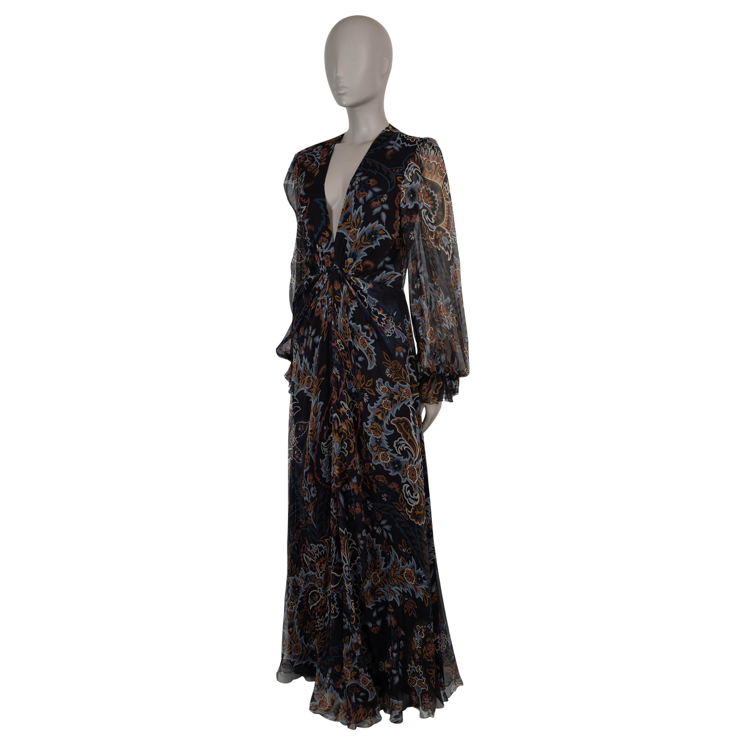 Este vestido 100% auténtico de Etro en gasa de seda negra (100%) muestra la elegancia bohemia característica de la marca con un estampado floral en coñac, óxido y tonos grises. Diseñada con una silueta relajada pero refinada, presenta una cintura