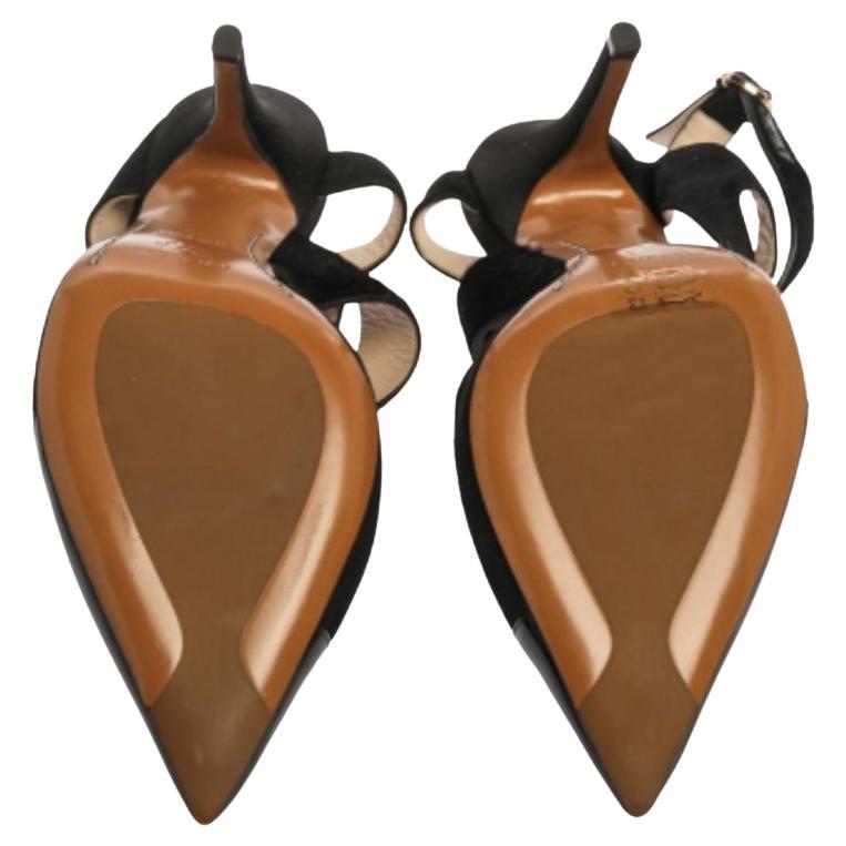 Creations from Etro have forever impressed us and they continue to do so! These lovely black sandals are crafted from patent leather, suede, and pony hair and feature a pointed toe silhouette. They flaunt ankle straps with buckle fastenings and come