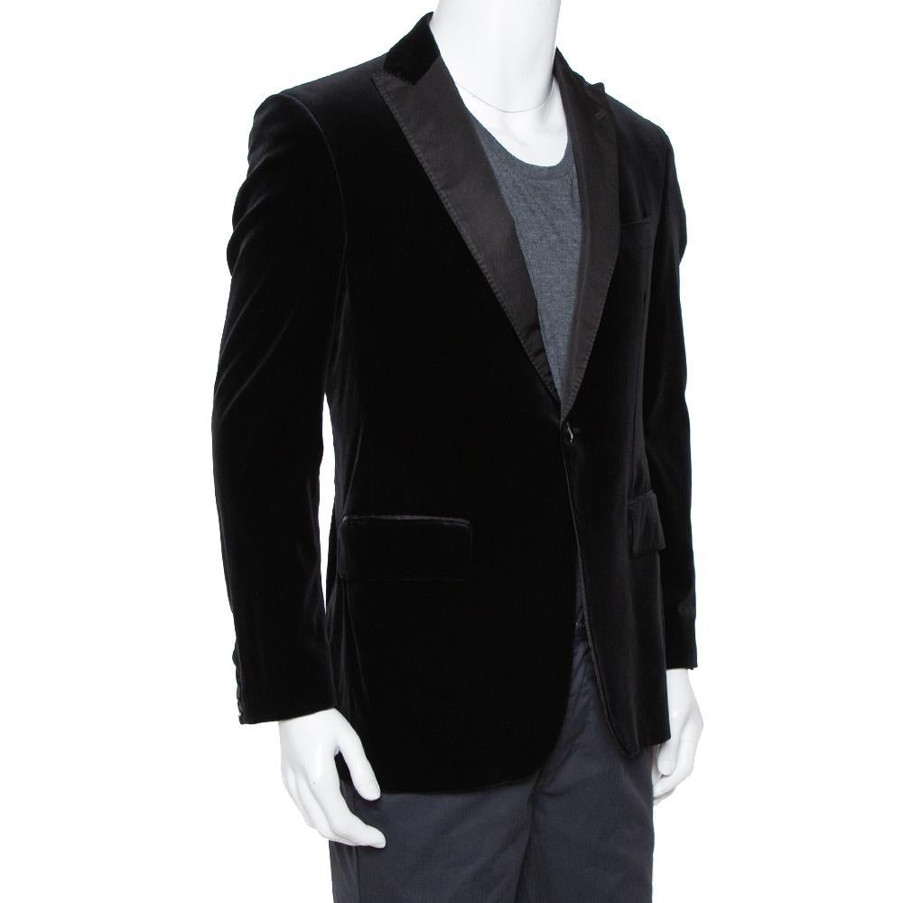 Smart and stylish, this blazer from Etro is made from a quality fabric blend exuding a velvet finish and features a black hue. It flaunts notched lapels, front fastening, and pockets. You'll look dapper when you wear this blazer with tailored
