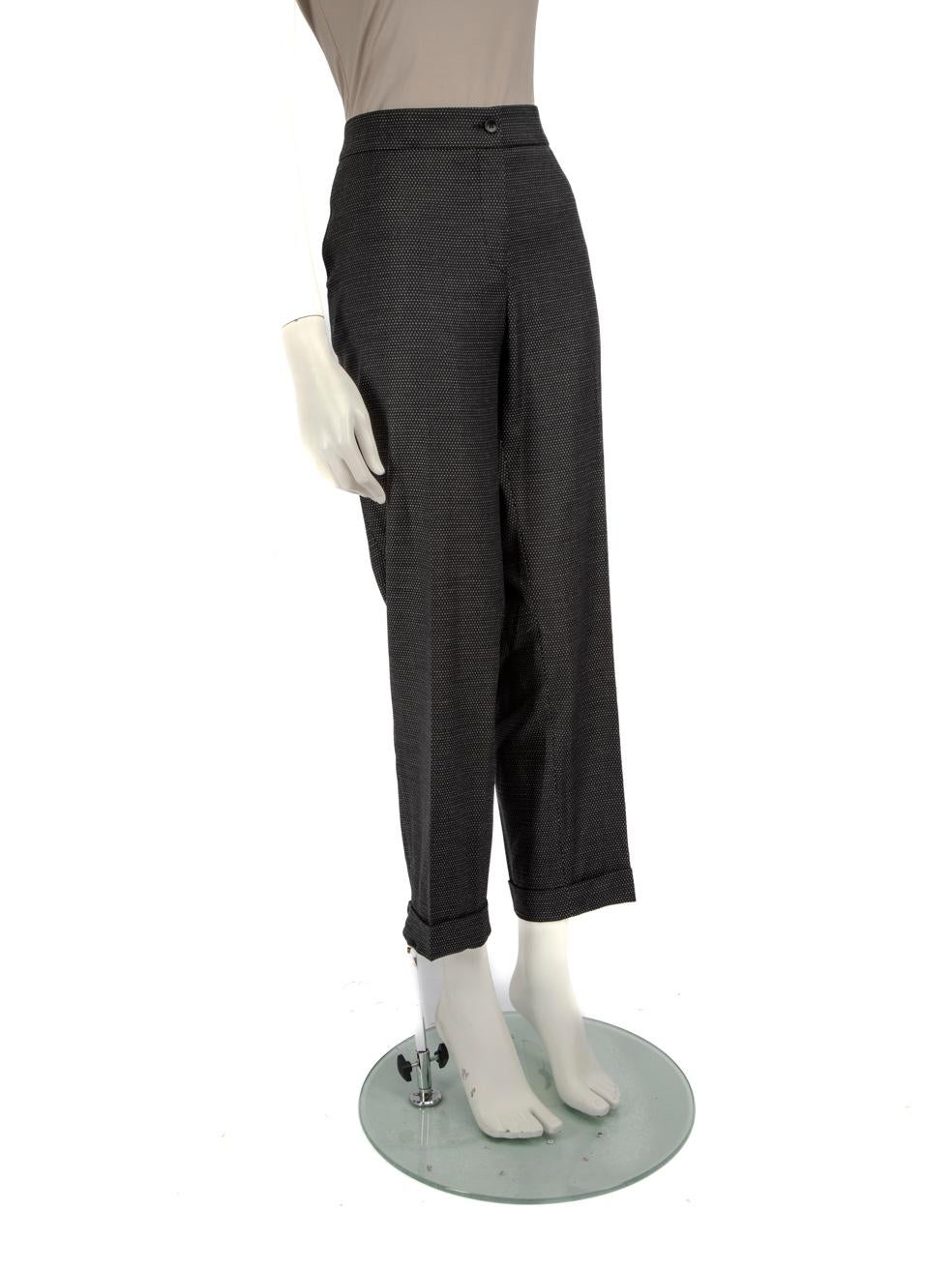 El ESTADO es Muy bueno. Apenas se aprecia desgaste en los pantalones de este artículo usado de reventa del diseñador Etro. Falta la etiqueta de tallaje de esta prenda.

Detalles


Negro

Lana

Pantalones

Patrón de lunares

2x Bolsillos