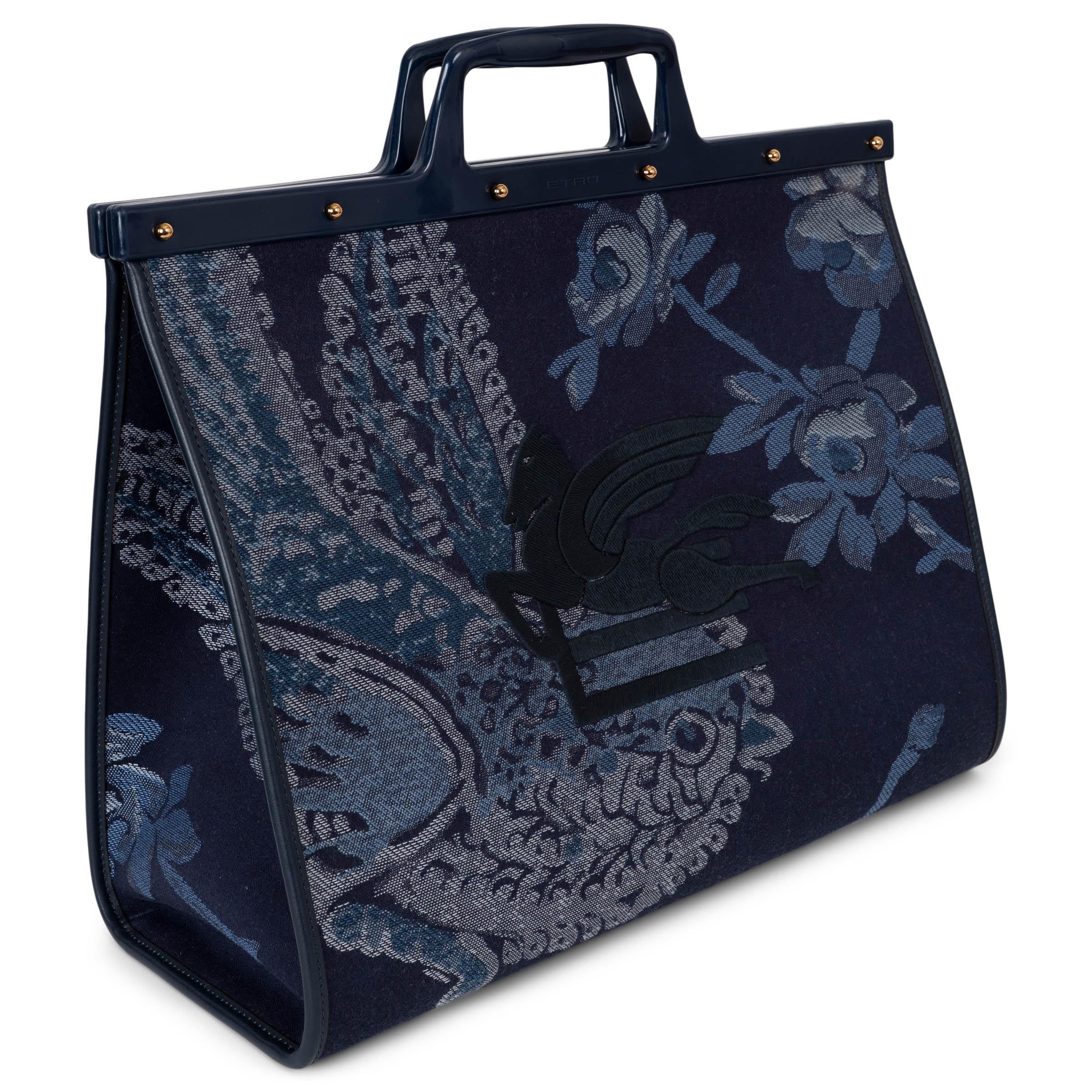 Ce fourre-tout Love Trotter Large 100% authentique d'Etro est confectionné en denim jacquard de coton (70%) et de polyester (30%) bleu foncé et bleu clair, avec des finitions en cuir bleu marine. Il présente une silhouette structurée avec des