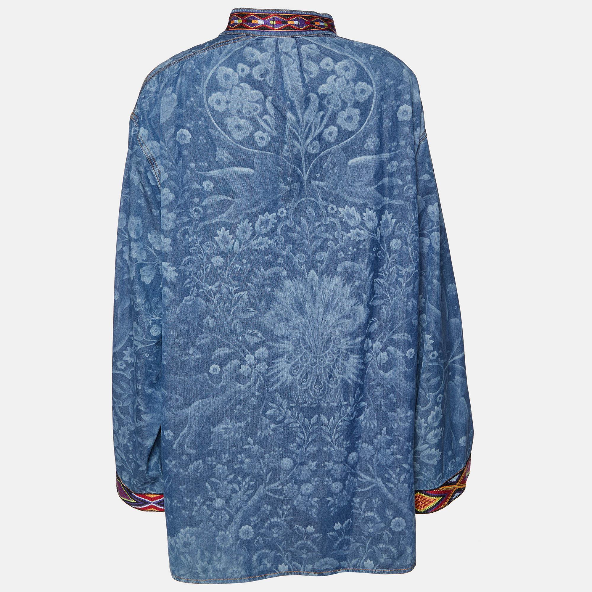 Experience the ethereal charm of the Etro tunic. Crafted with intricate detail, this garment boasts a celestial-inspired print reminiscent of starlit skies. The lace-up design adds a touch of allure while maintaining a casual yet refined aesthetic,