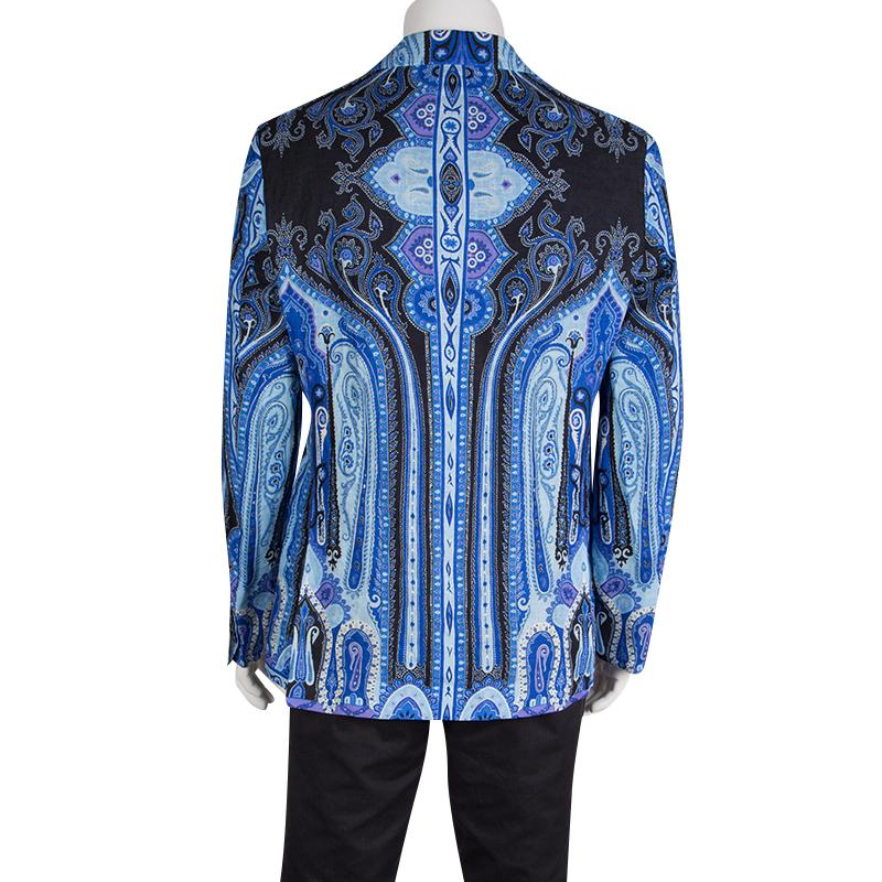 For a look that leaves people stunned, choose this Minerva Foulard Superleggera Blazer from the house of Etro. It features the signature Paisley print in refreshing blue color. Crafted with linen, this one is equipped with a buttoned closure,