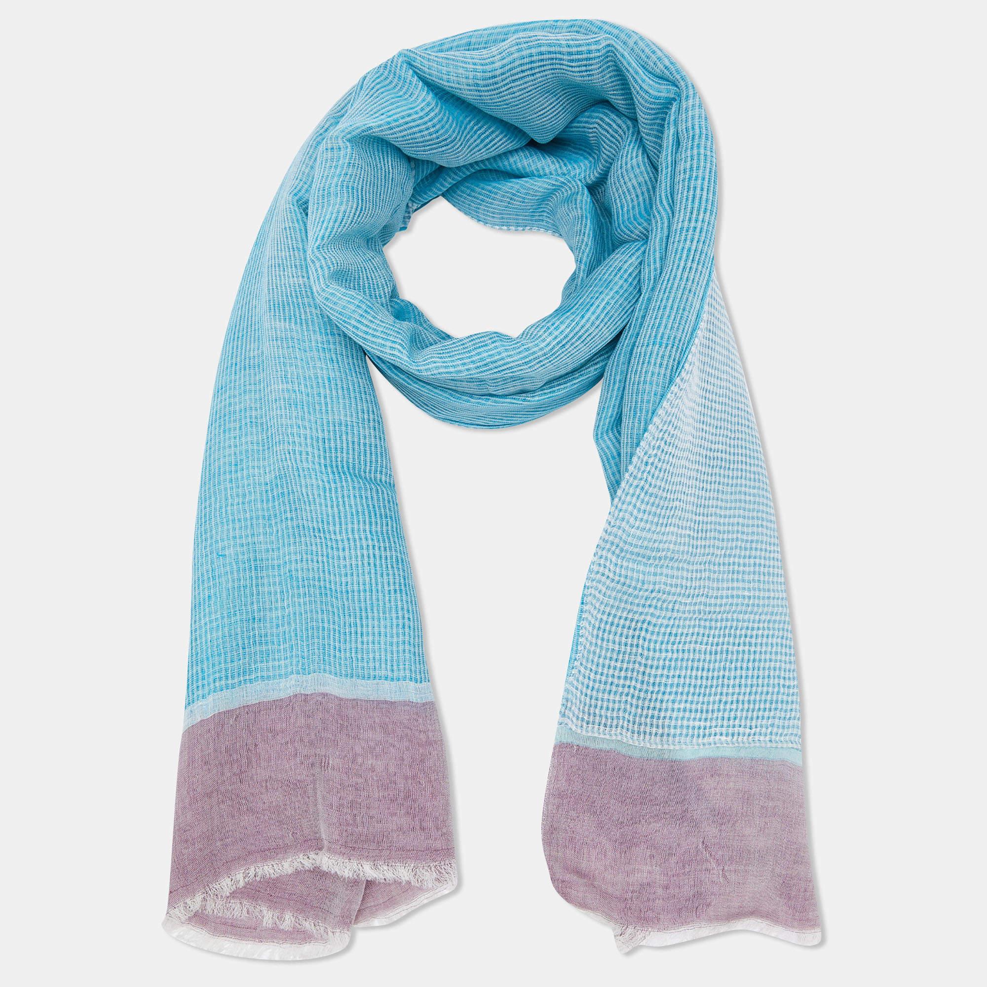 An essential Etroaccessory the labels stoles are as iconic as any other creation from the brand and are collectors favorites. This rendition is carefully cut from luxurious silk and designed with an intricate print. There are endless ways to style a