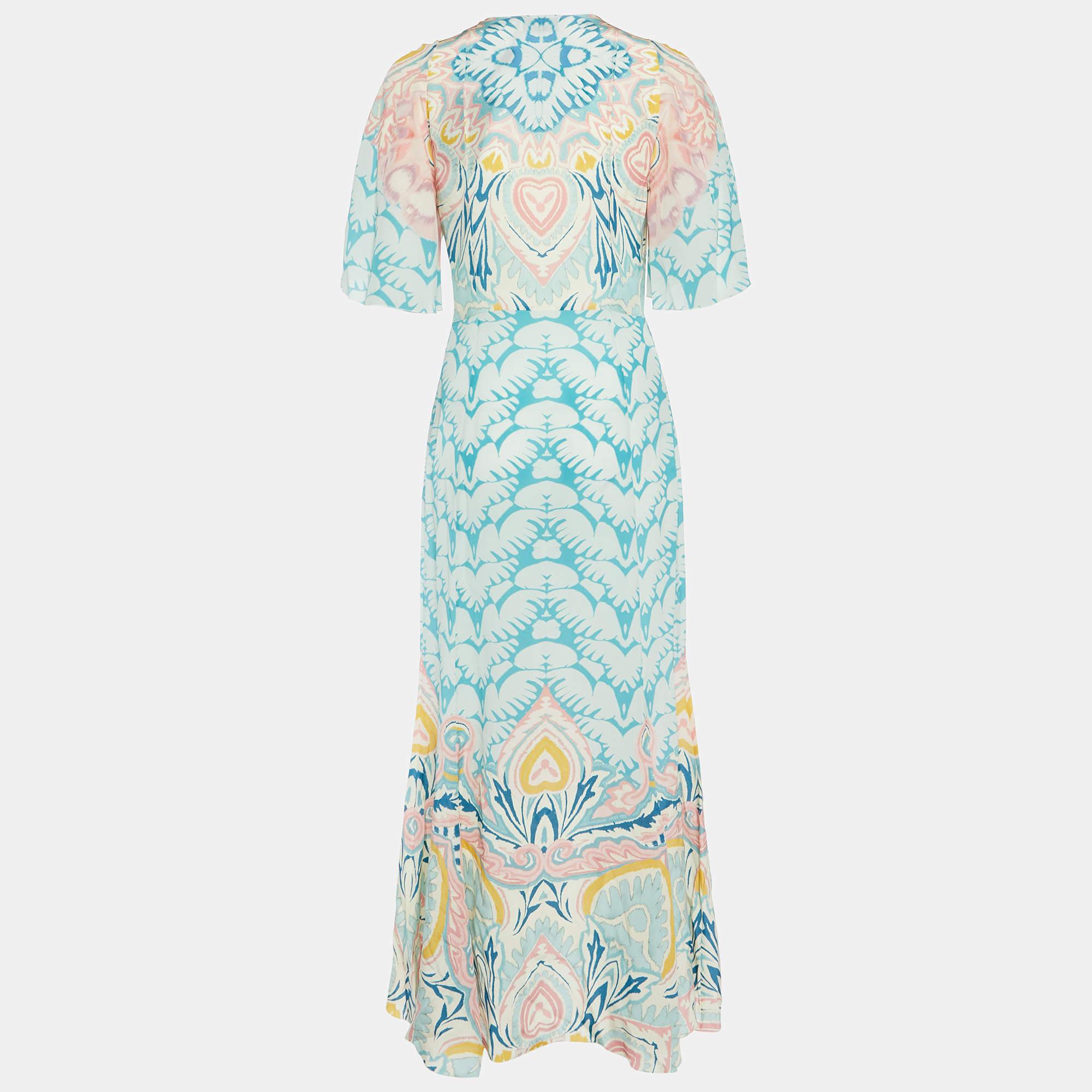 Exhibit a stylish look by wearing this beautiful designer dress. Tailored using fine fabric this dress has a chic silhouette for a framing fit. Style the creation with chic accessories and pumps.