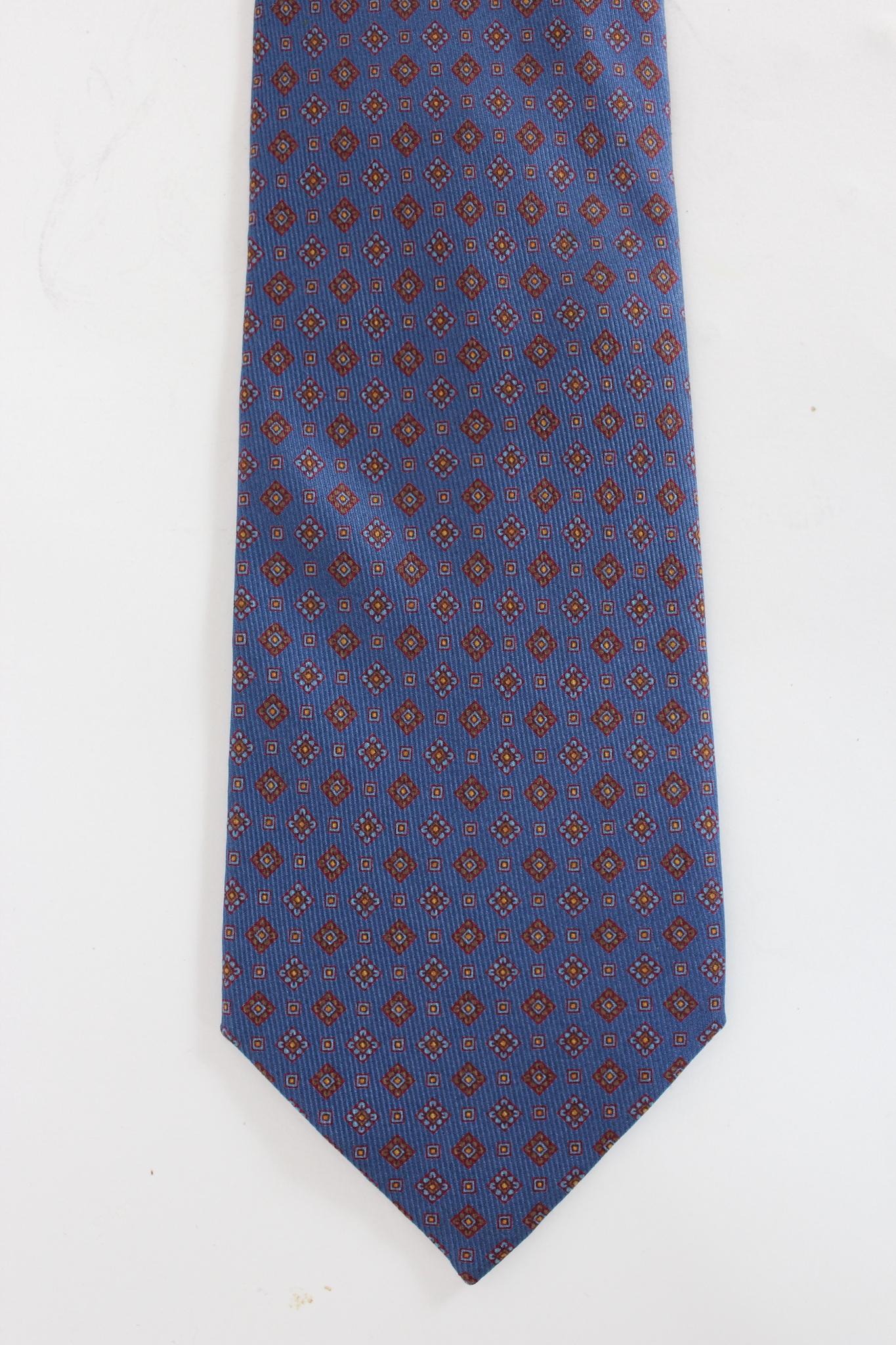 Etro vintage 90s tie. Blue and red color with geometric designs, in silk. Made in Italy.

Length: 145 cm
Width: 10 cm
