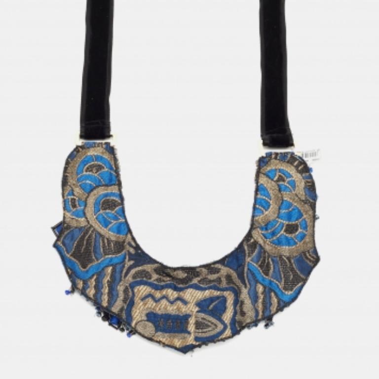 Etro - Collana in tessuto con perle di cristallo in broccato di seta blu In condizioni ottime in vendita a Dubai, Al Qouz 2