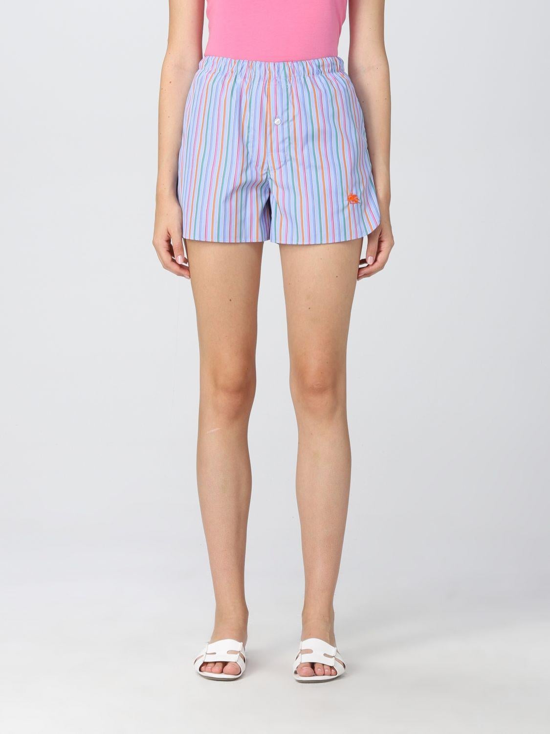 Diese farbenfrohen Shorts von Etro sind aus knackiger Baumwollpopeline gefertigt. Sie sind mit einer Knopfleiste und einer Logostickerei verziert und haben einen bequemen Gummibund. Brandneu, nie getragen, mit Etiketten.
Pflegehinweise: Kalt in der