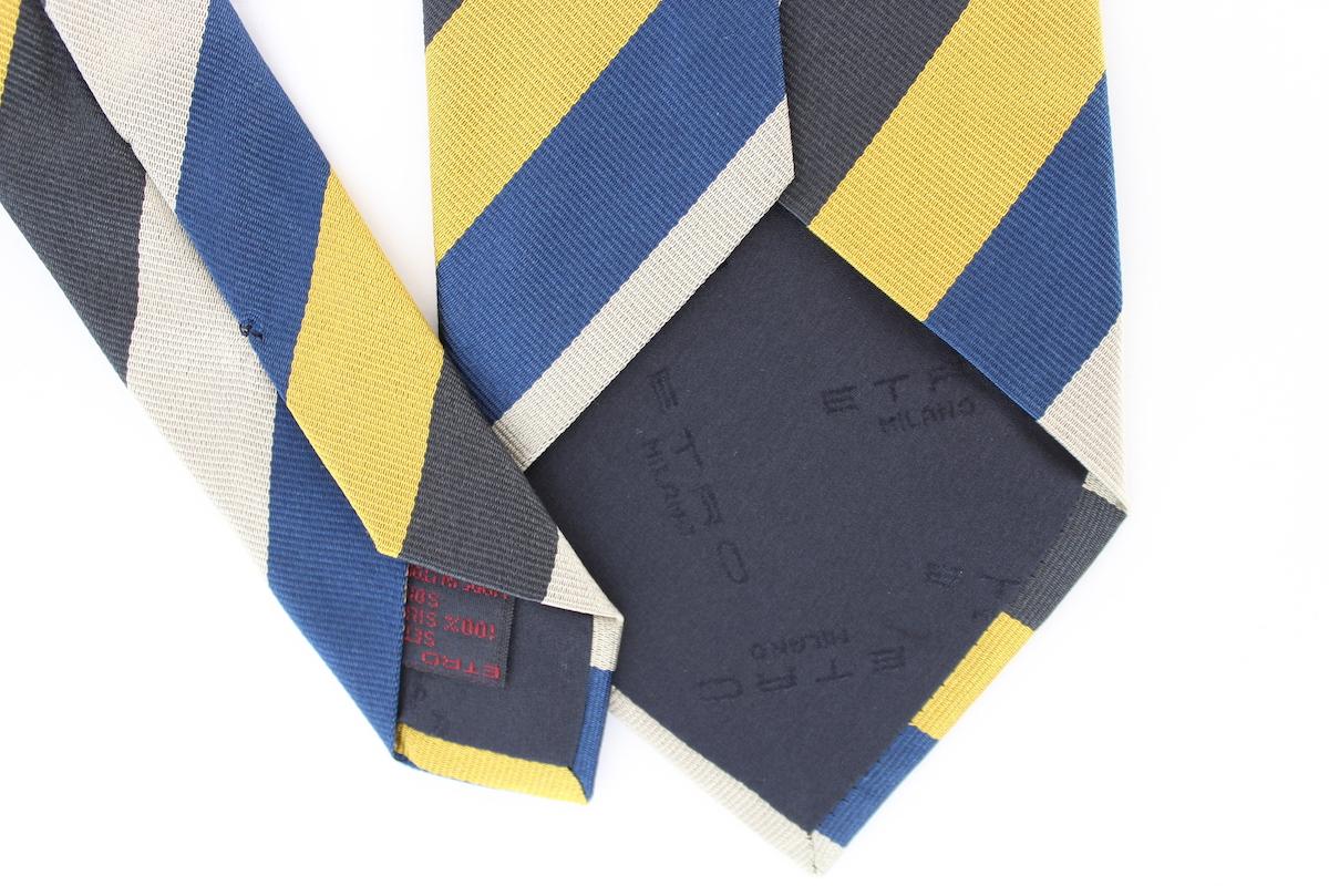 Cravate Etro classic regimental vintage 90s. Couleur bleue et jaune, 100% soie. Fabriquées en Italie.

Longueur : 138 cm
Largeur : 9 cm