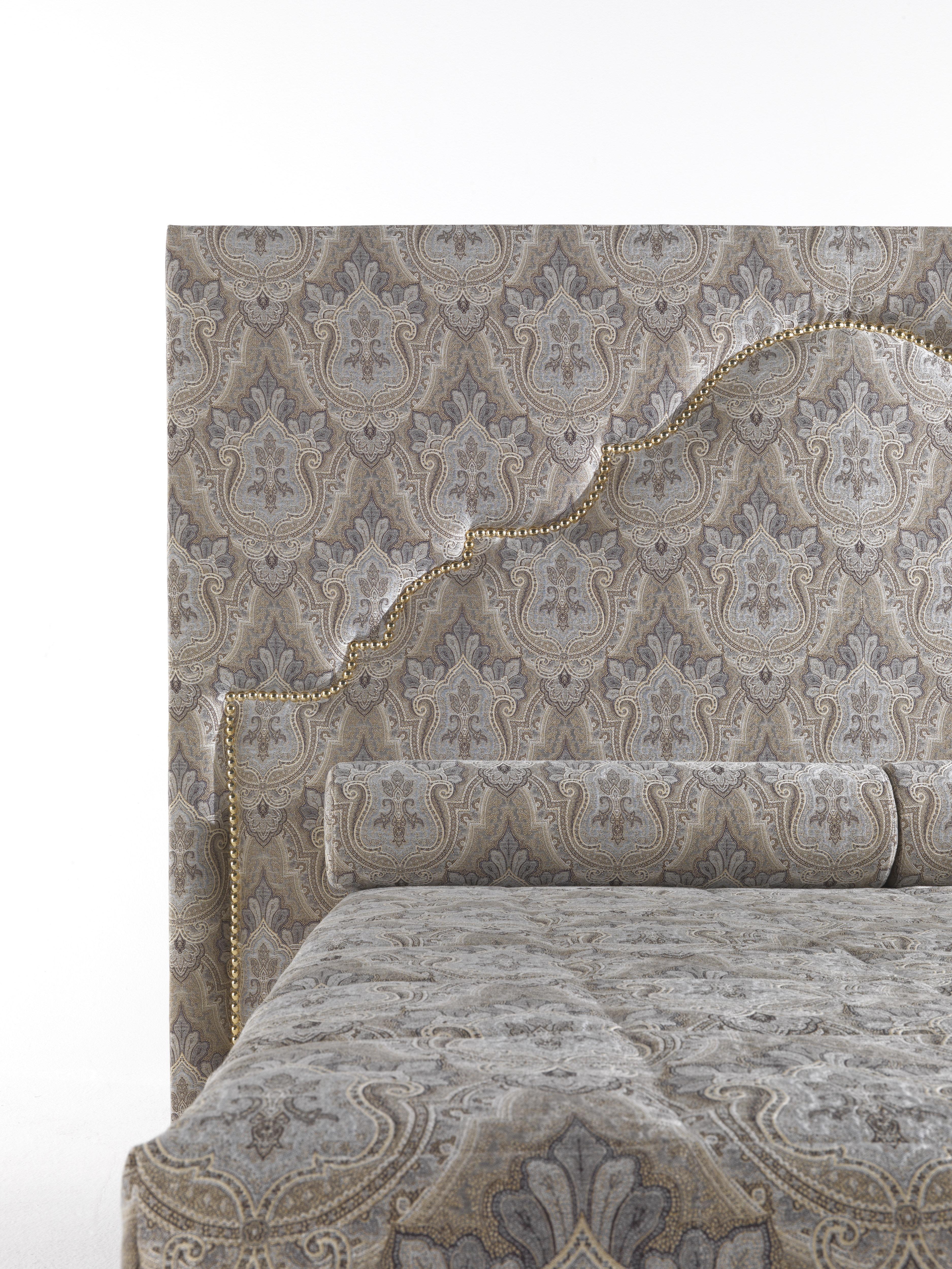 Bombay-Bett aus Stoff des 21. Jahrhunderts von Etro Home Interiors  (Moderne) im Angebot