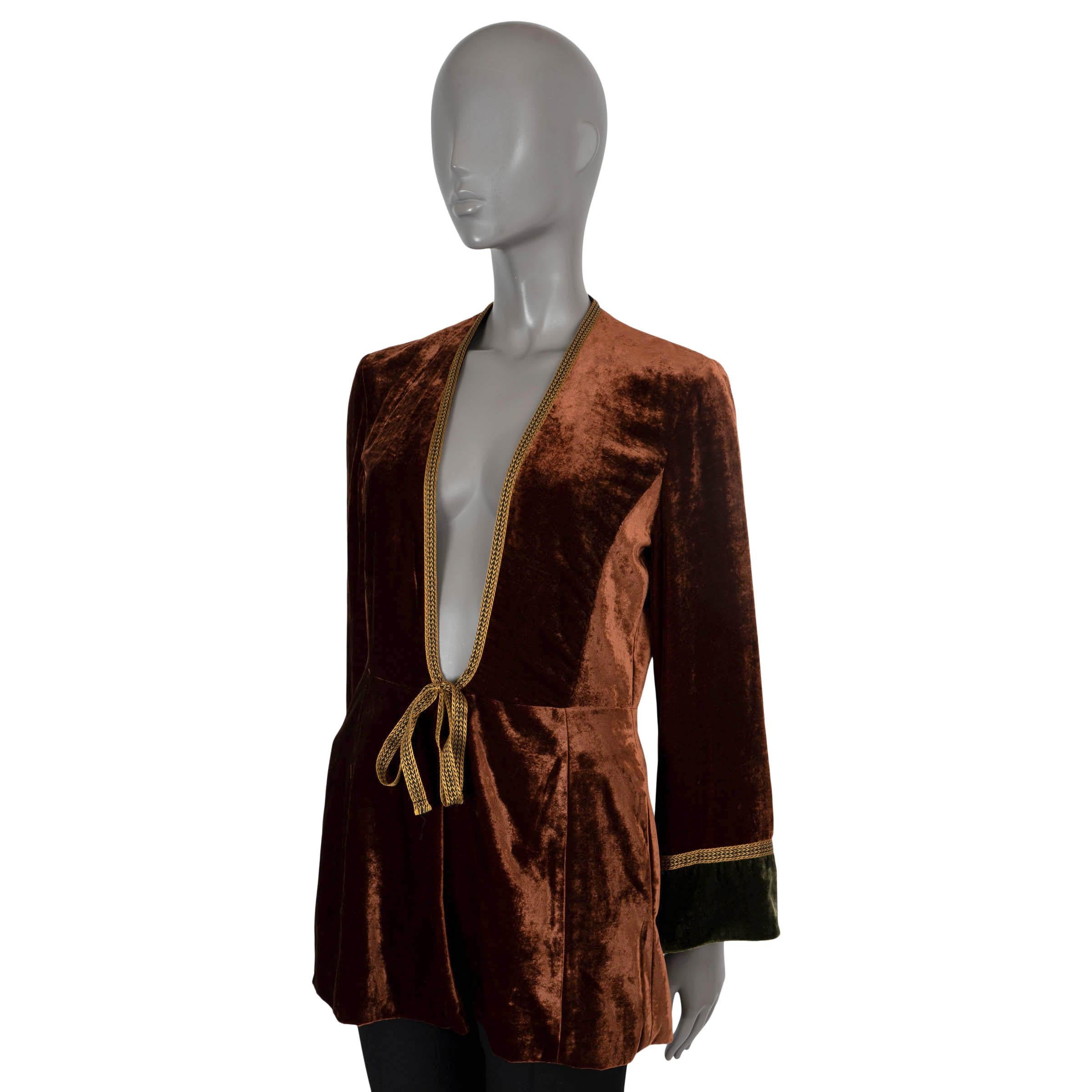 100% authentic Etro Derbyshire velvet jacket in chestnut brown viscose (80%) and silk (20%). Features gold-tone ribbon trim and 3/4 sleeves with contrasting black cuffs and two side pockets. Closes with a self-tie ribbon on the front and is lined in