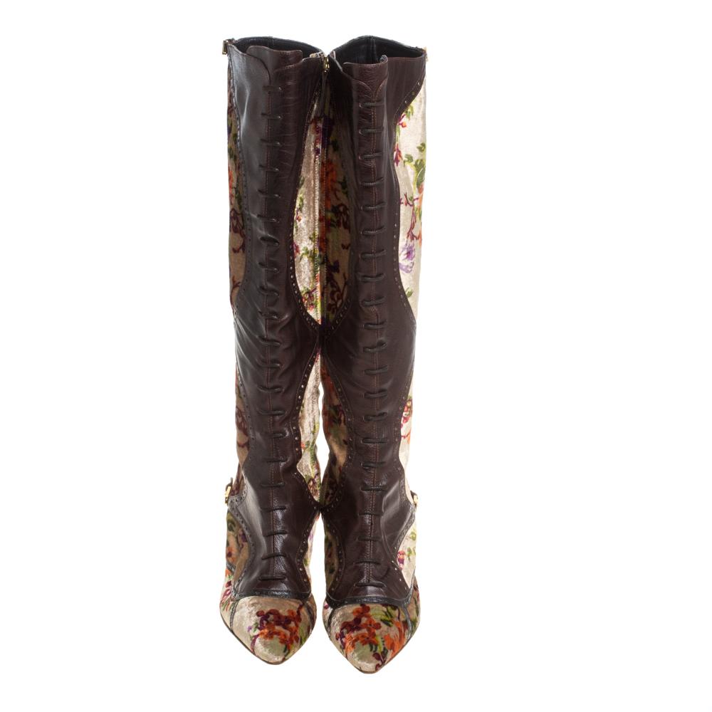 Noch nie waren Stiefel so stilvoll wie mit diesem Paar von Etro. Sie sind aus floral bedrucktem Samt und Leder gefertigt:: haben eine spitze Spitze und einen niedrigen Absatz. Ein stilvoller Auftritt:: wenn Sie diese Stiefel mit Ihren schicken