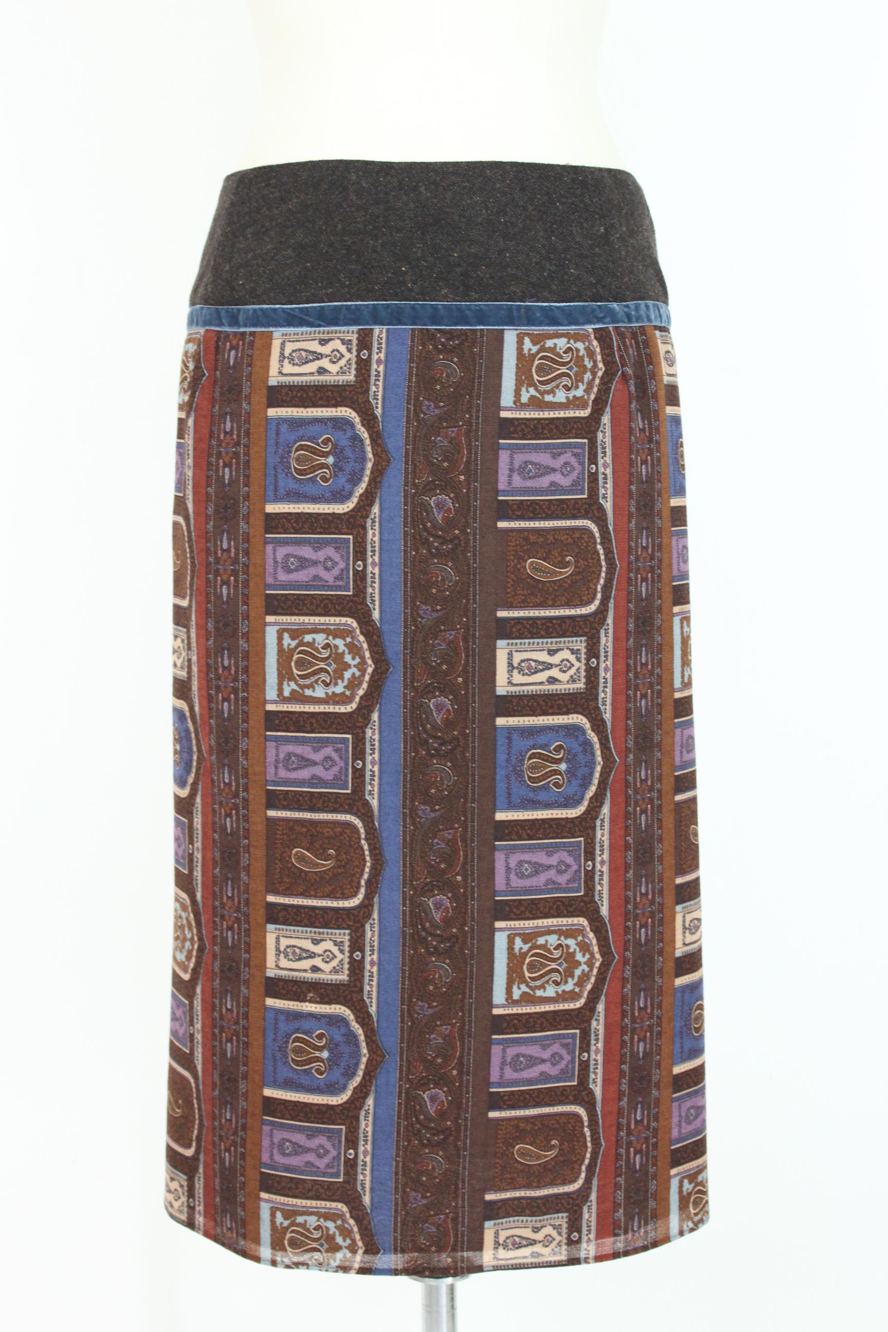 Etro vintage 90s skirt. Knee length, wallet model with side button closure. Blue and brown paisley designs. 100% wool, inner lining. Made in Italy. Excellent vintage conditions.

Size: 44 It 10 Us 12 Uk

Waist: 39 cm

Length: 69cm