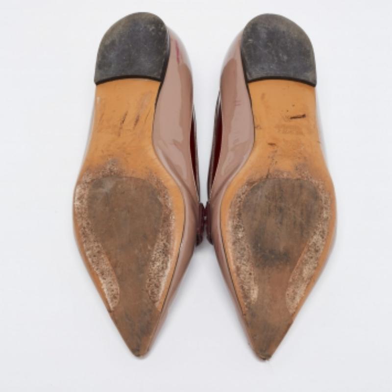 Schick und klassisch, diese Etro Loafers sind aus Lack und Leder gefertigt. Die Slipper kommen mit spitzen Zehen und zeigen sich in einer braunen und burgunderroten Farbkombination. Sie sehen toll zu fließenden Kleidern und Röcken aus!