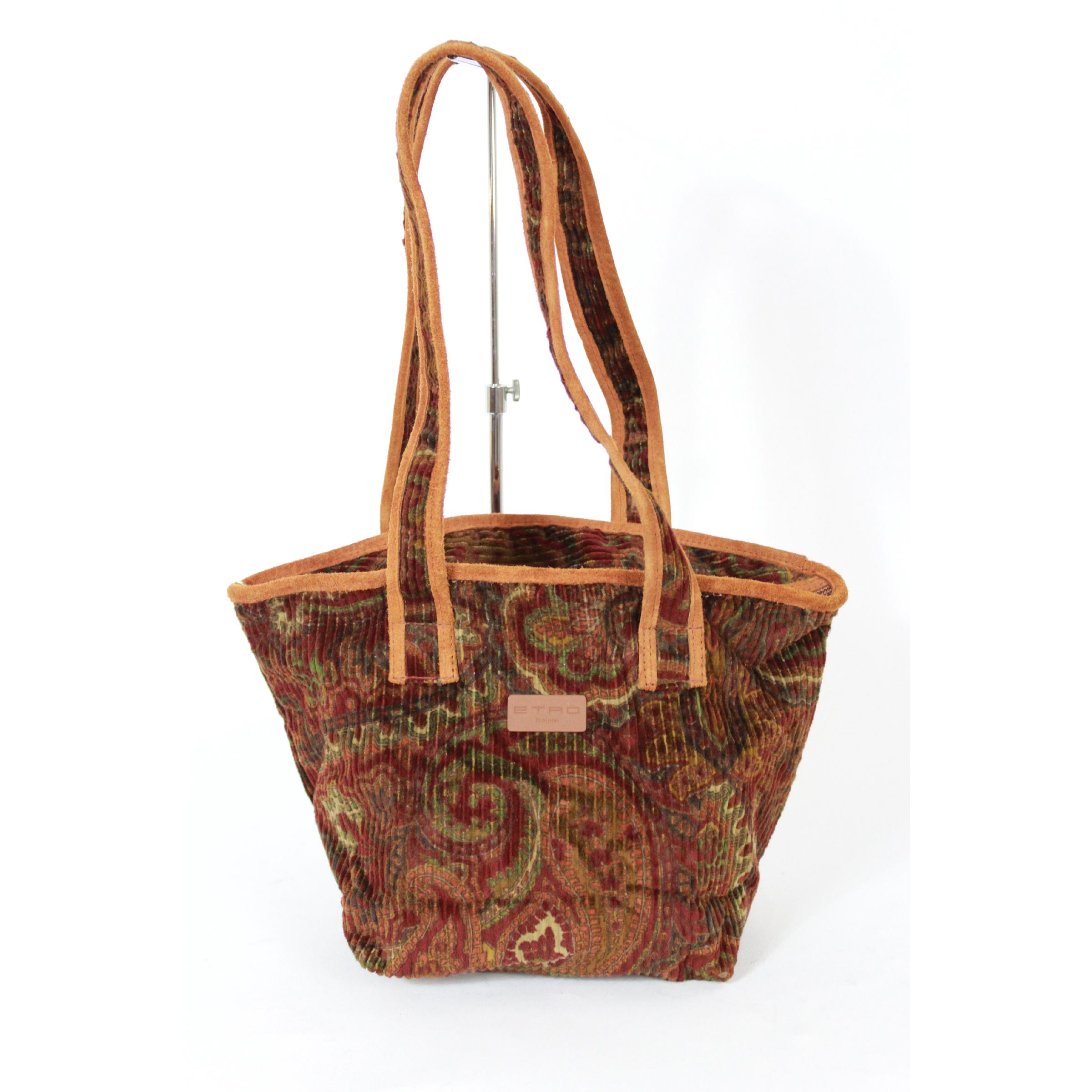 Borsa vintage di Etro, in velluto marrone. Modello a secchiello piccolo, stampa paisley, chiusura con zip. 2000s. Prodotto in Italia. Eccellenti condizioni vintage.

Altezza: 20 cm
Larghezza: 30 cm
Profondità: 17 cm