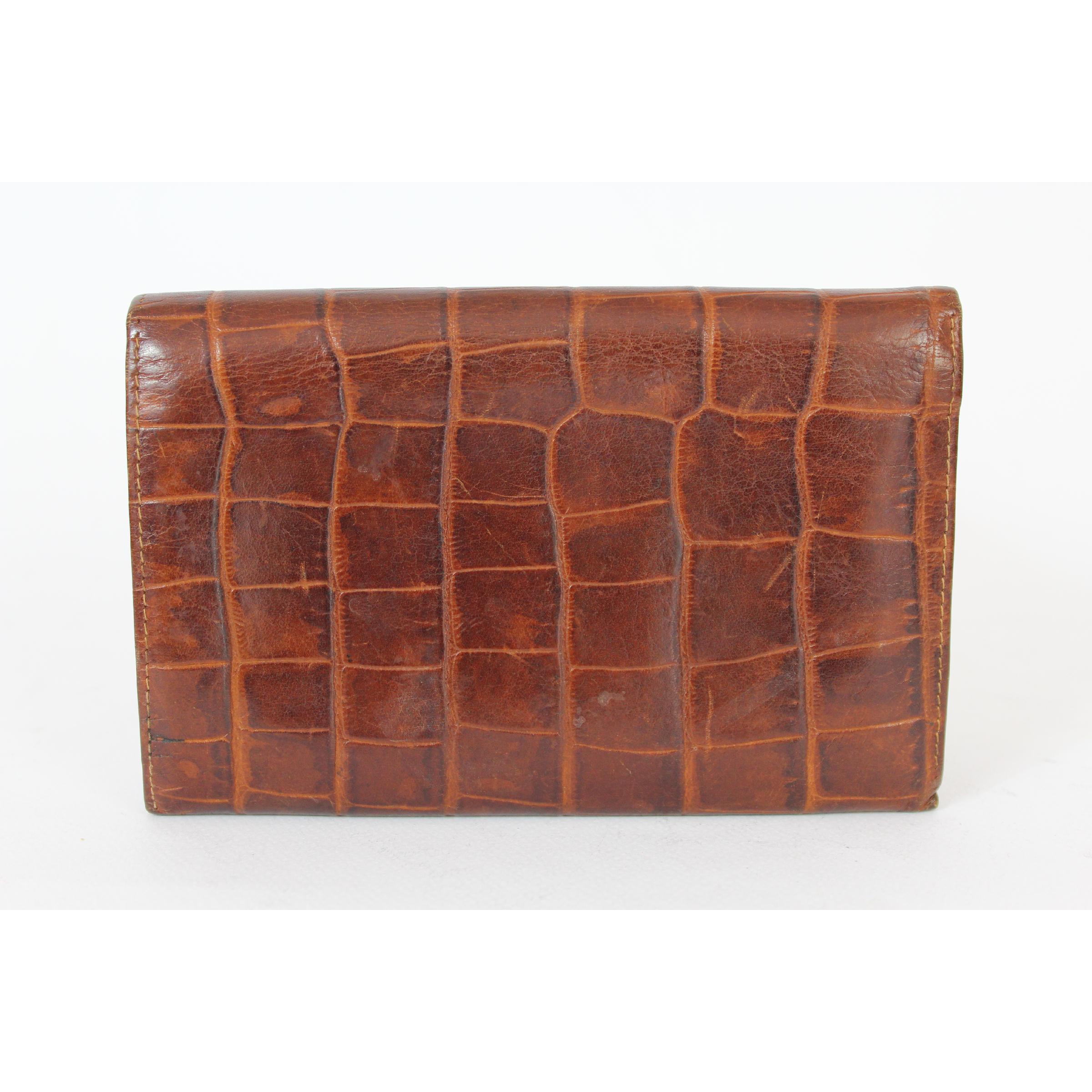 Etro vintage woman wallet. Brown in crocodile print leather. Clip button closure, internal dividers. 90s. Made in Italy. Excellent vintage condition.

Height: 11 cm
Width: 17 cm
Depth: 1 cm
