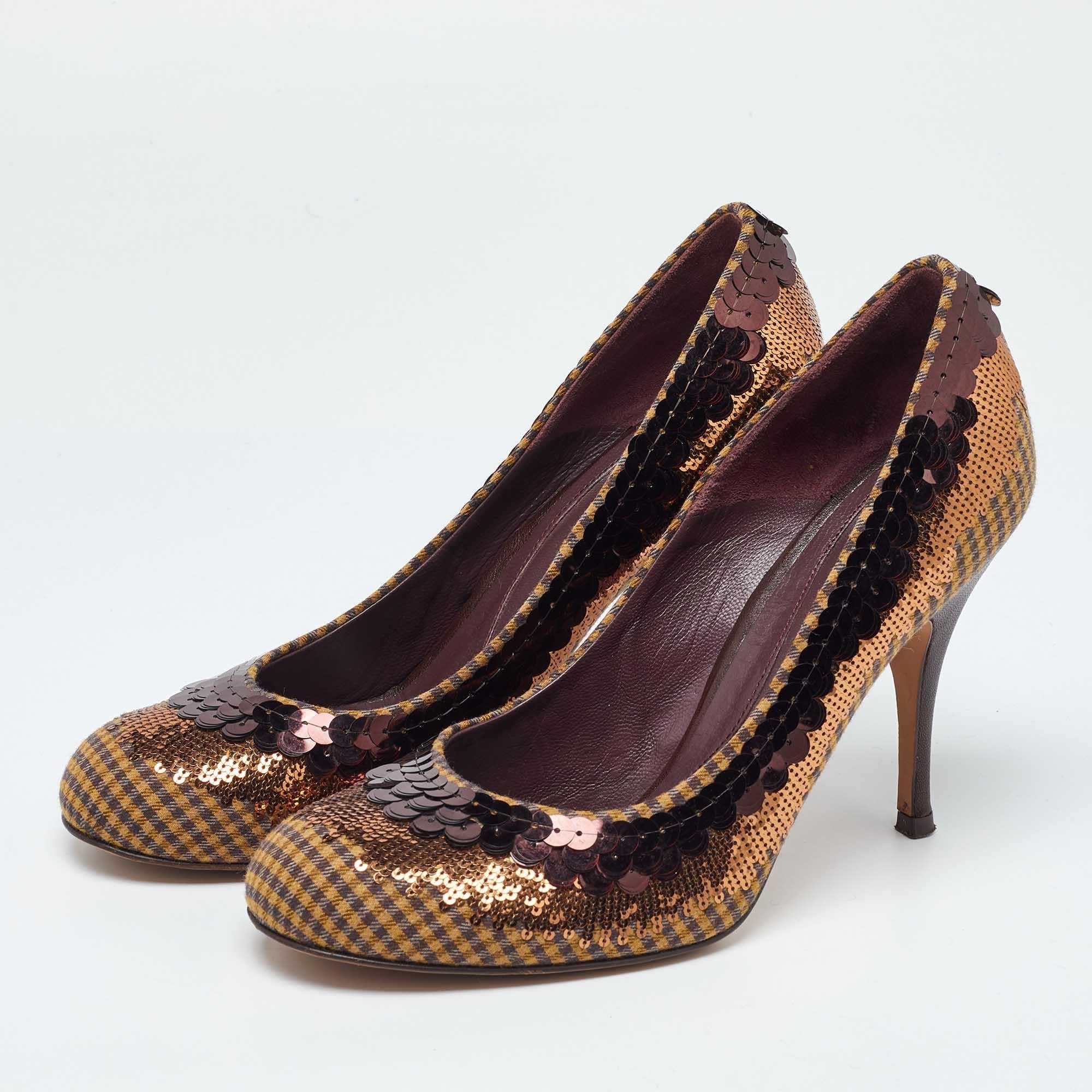 Des chaussures merveilleusement fabriquées ajoutées avec des éléments notables pour bien s'adapter et s'associer parfaitement à tous vos projets. Faites vôtres ces escarpins Etro dès aujourd'hui
