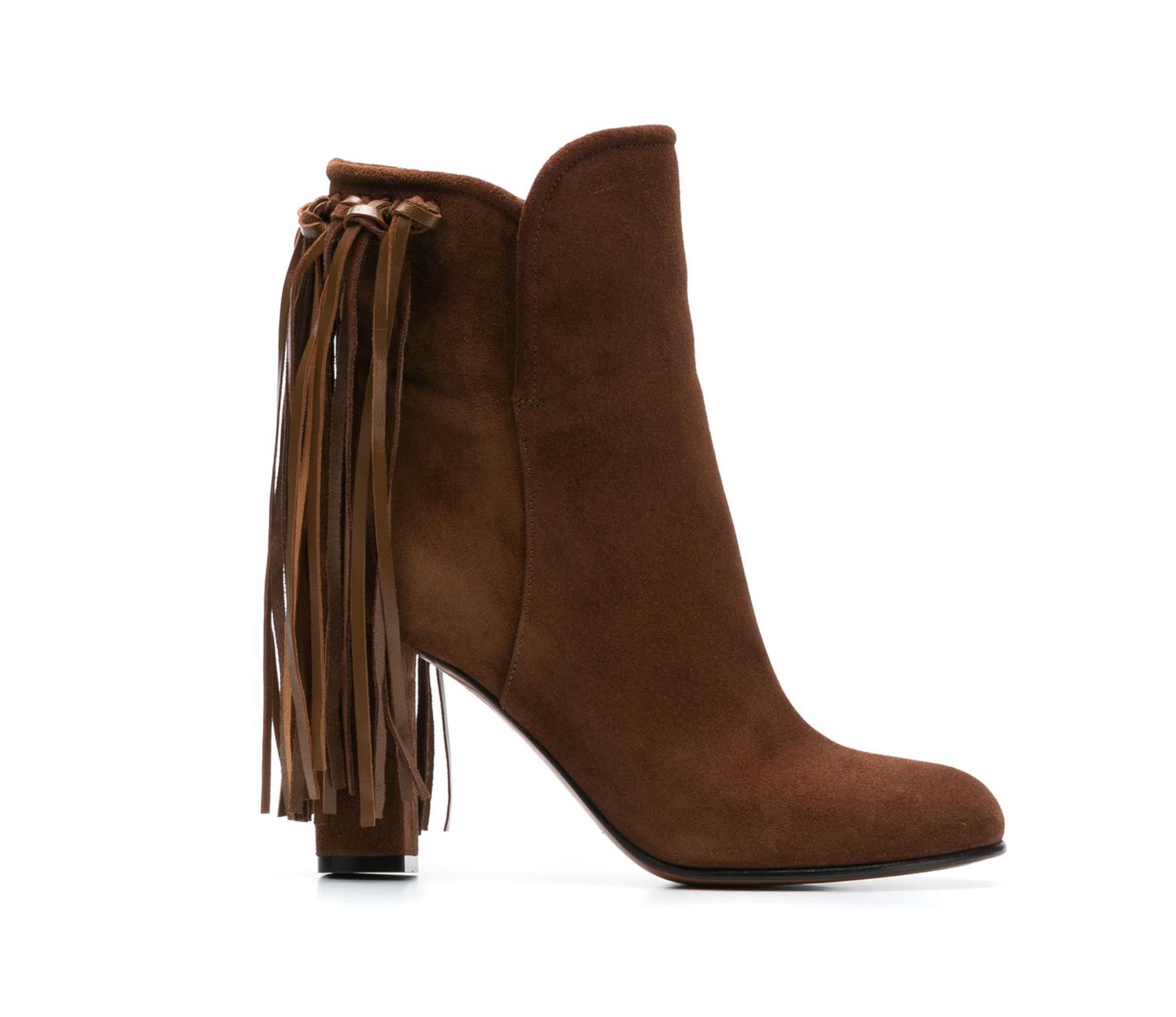 The Etro brown suede ankle booties feature a fringed detailing, round toe, and a high block heel. A must-have boot to complete a boho-chic look. Brand new. Made in Italy.

Size: 36.5 (IT)

Material: Lining- Leather 100% / Sole- Rubber 100%, Leather