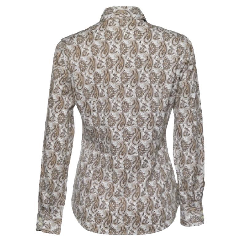 El brillante estampado paisley hace que esta camisa Etro sea realmente llamativa. Confeccionado con material de calidad, se eleva con el empleo de tonos marrones y blancos. Las mangas largas con puño abotonado, el cuello clásico y el cierre con