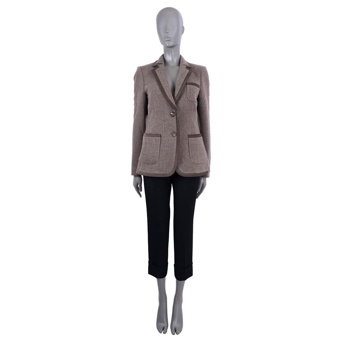 100% authentic Etro herringbone notch lapel blazer jacket in brown and taupe wool(75%), cashmere (15%) and polyamide (10%). Inside details and sleeve lining viscose (100%). The design features two patch pockets and one chest pocket and trim in brown