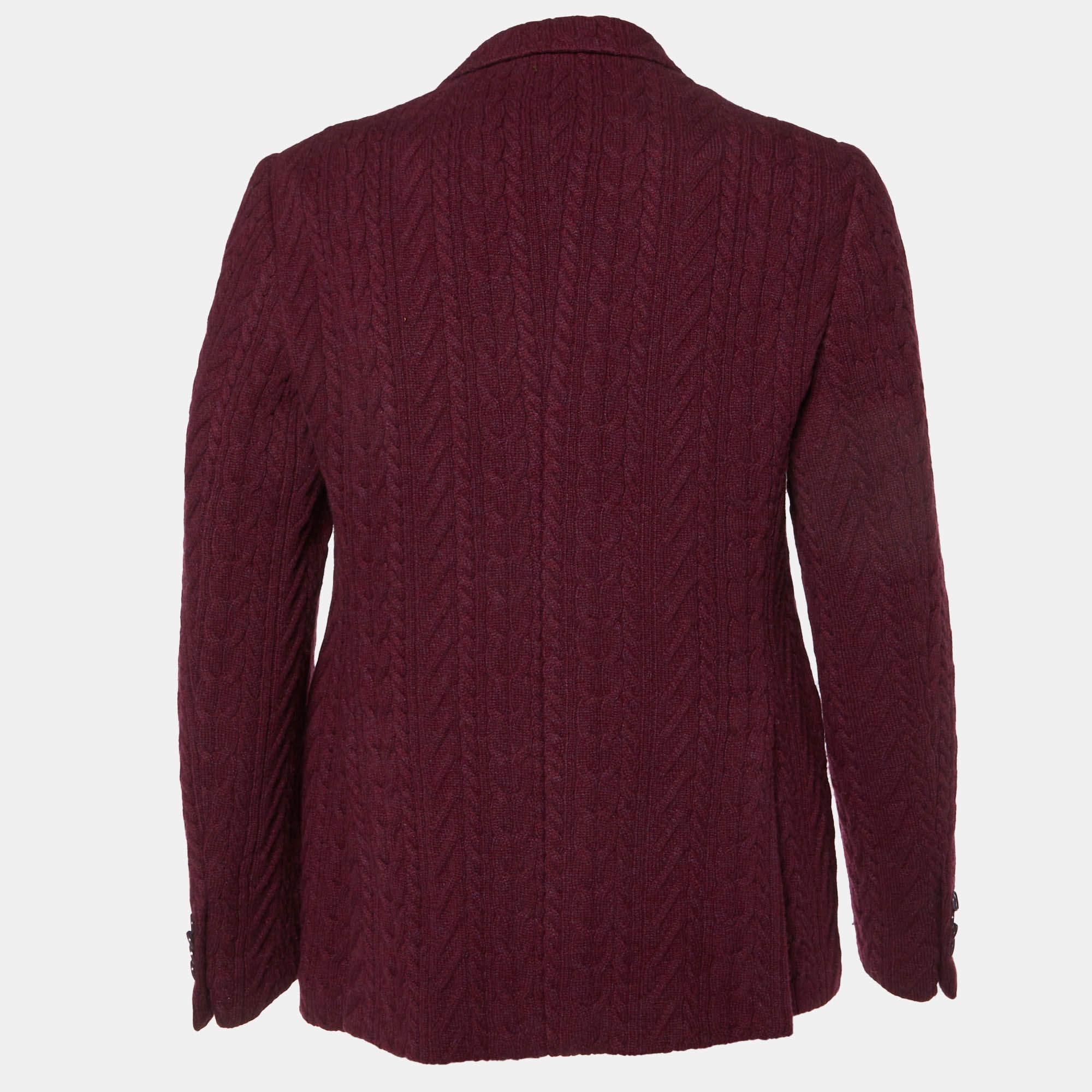 Prova la gioia di una sartoria esperta con questa giacca firmata. Realizzato meticolosamente  offre una vestibilità impeccabile e dettagli di lusso.  garantendo un comfort ineguagliabile. Questa creazione eleverà il tuo stile senza sforzo.