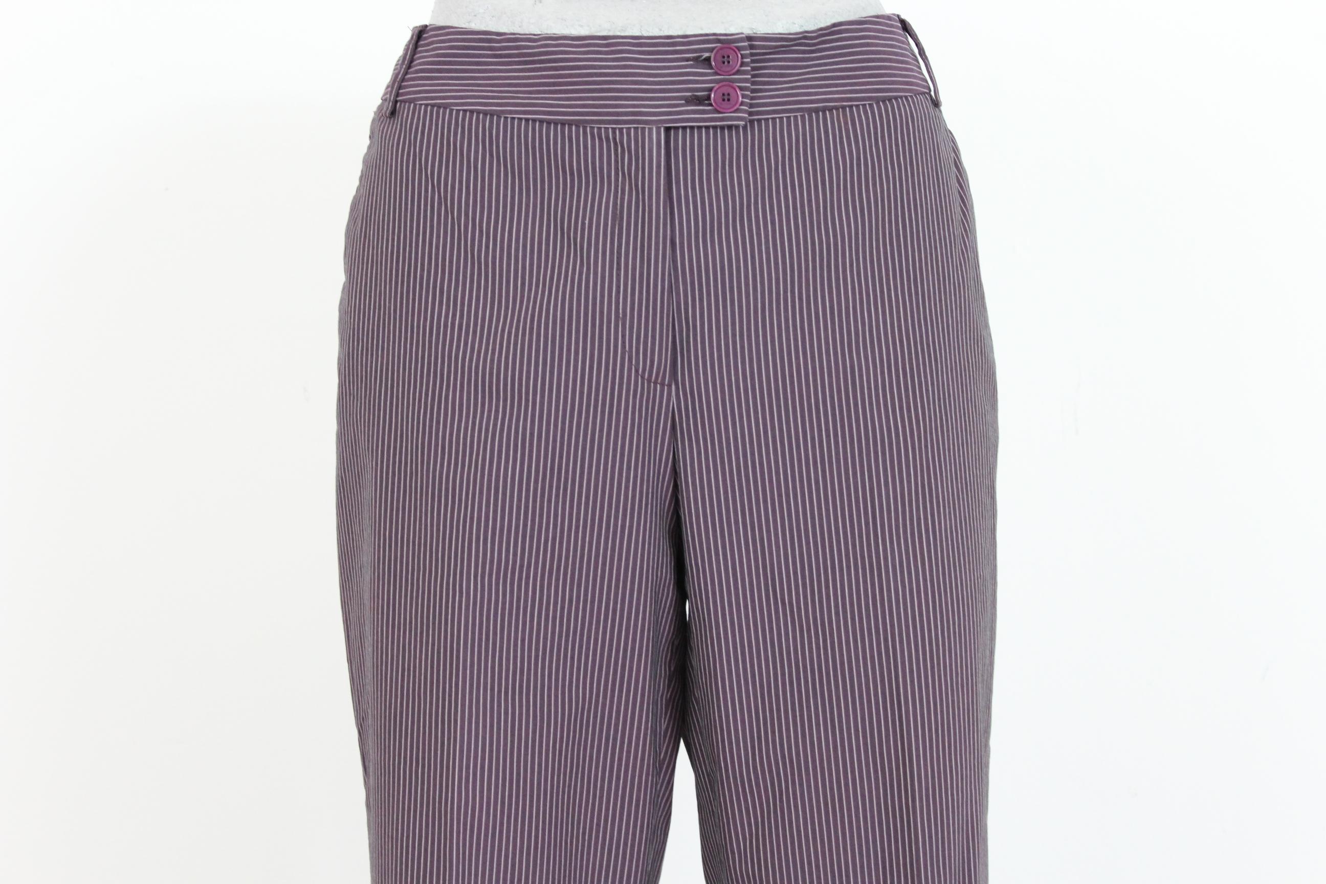 Etro 90s vintage women's trousers. Straight model, high waist, burgundy color pinstriped in pink. Zip and button closure. 65% cotton, 31% polyamide 4% elastene. Made in Italy. Excellent vintage conditions.

Size: 44 It 10 Us 12 Uk

Waist: 40