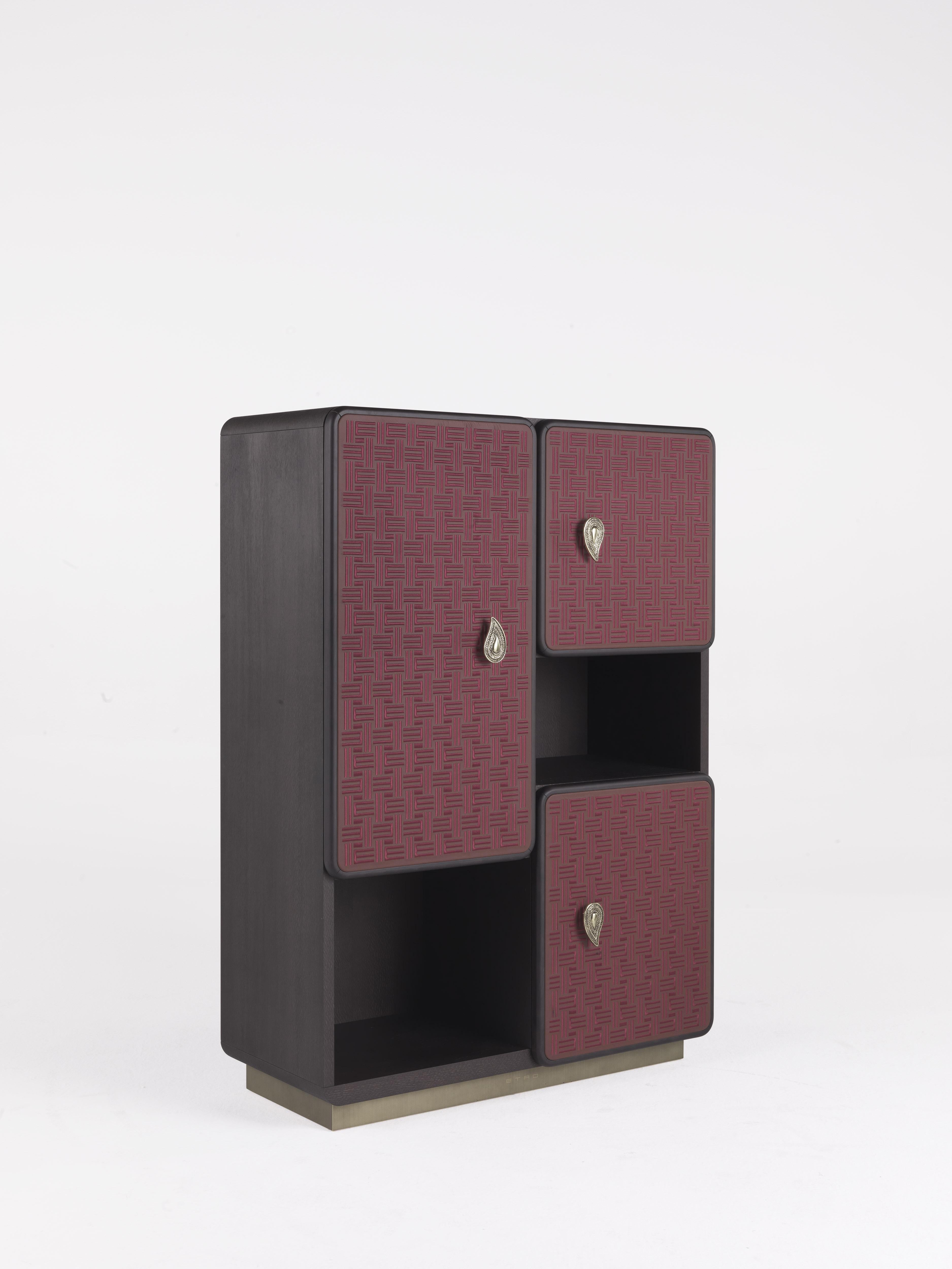 The evolution of the Caral line takes shape in this cabinet characterized by a precious upholstery with embossed leather with pattern featuring the iconic “E” symbol, the initial letter of the Etro logo. The Paisley handle in polished brass, the