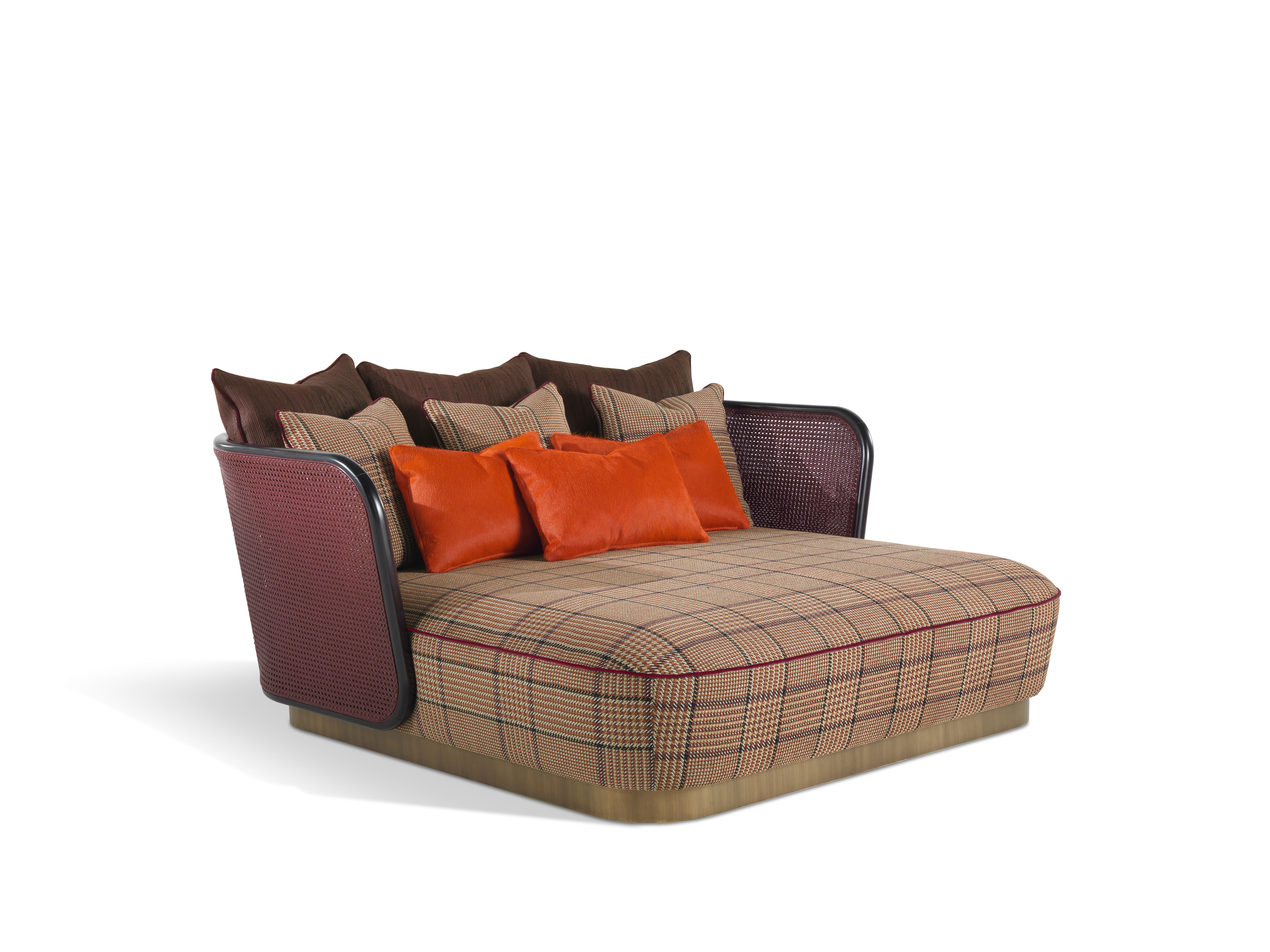 In perfect balance between linearity and movement, the chaise longue Caral boasts an elegant, comfortable and dynamic design. The chaise longue is upholstered in a precious and light fabric with a typical Etro pattern, with a low and comfortable