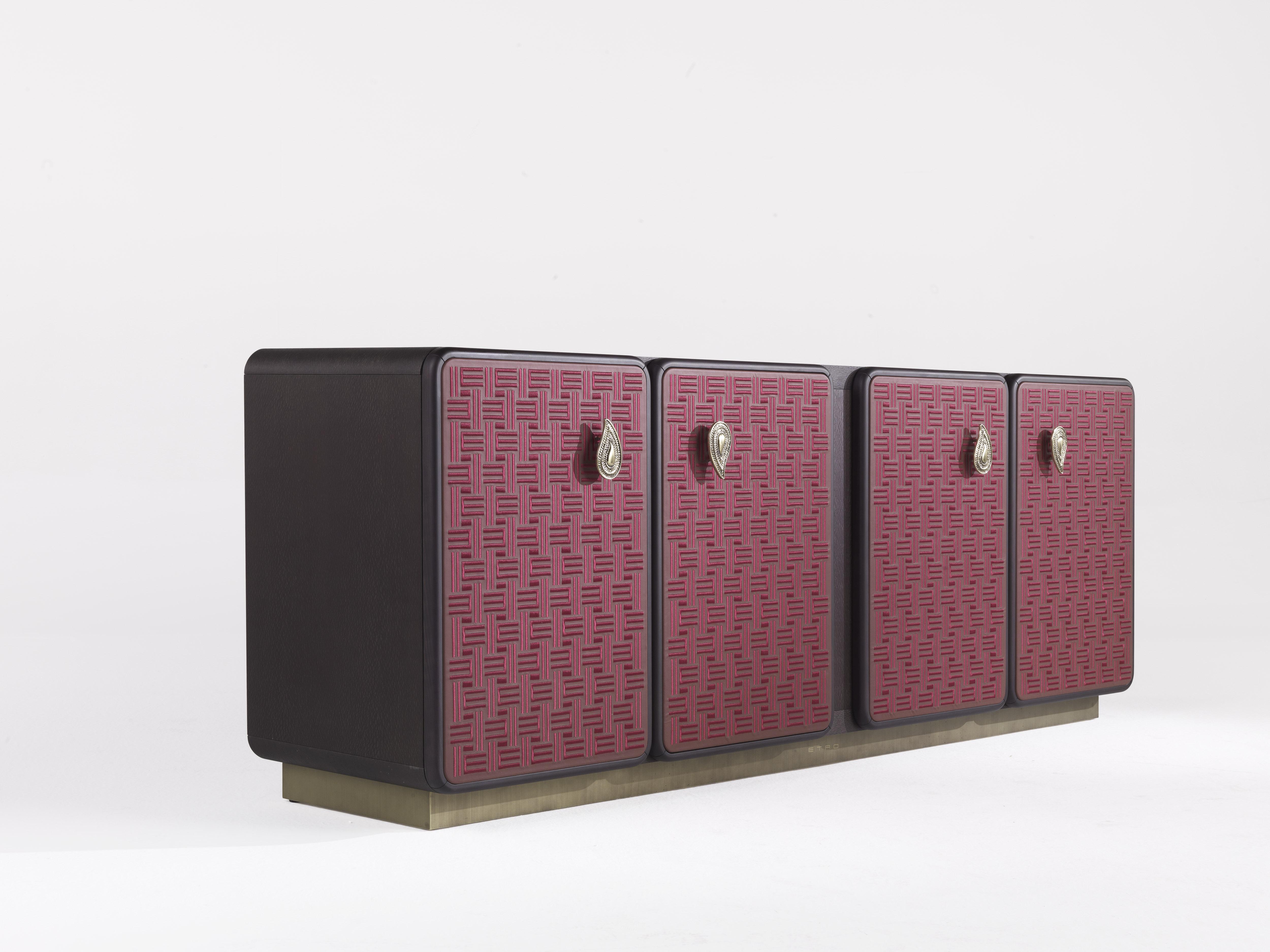 The evolution of the Caral line takes shape in this sideboard characterized by a precious upholstery with embossed leather with a pattern featuring the iconic “E” symbol, the initial letter of the Etro logo. The Paisley handle in polished brass, the