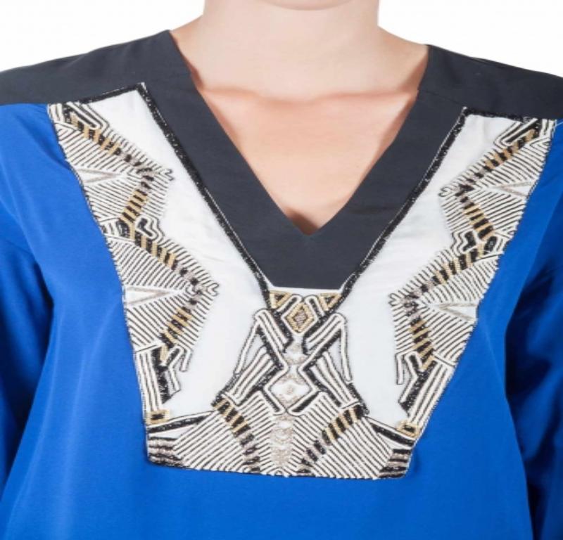 Questa tunica a maniche lunghe di Etro è realizzata su misura in seta. Il pezzo colorblock ha un tuorlo di perline e presenta una scollatura a V. Incredibile da possedere, si abbina bene a jeans o pantaloni skinny. Aggiungilo al tuo armadio oggi