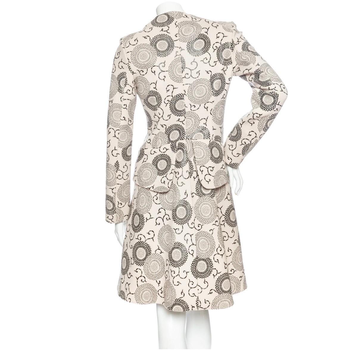 Etro Cream and Black Floral Print Swing Coat

Fall 2012 Collection
Cream, Beige/Black
Abstract floral print
Collarless round neckline
Long sleeves
Front flap pockets
Concealed front button closure
Back flaps at waist
Striped lining
Raised texture on