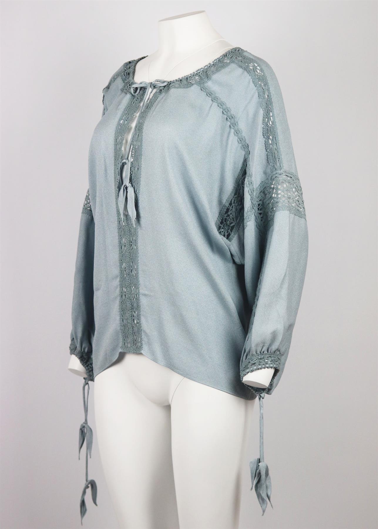 La blusa azul de crepé de chine de Etro se ha confeccionado en Italia; es de corte holgado y está rematada con adornos de encaje en mezcla de algodón por toda la prenda y cierre de lazo en el cuello y los puños. Crepe de chine azul. Se desliza. 100%