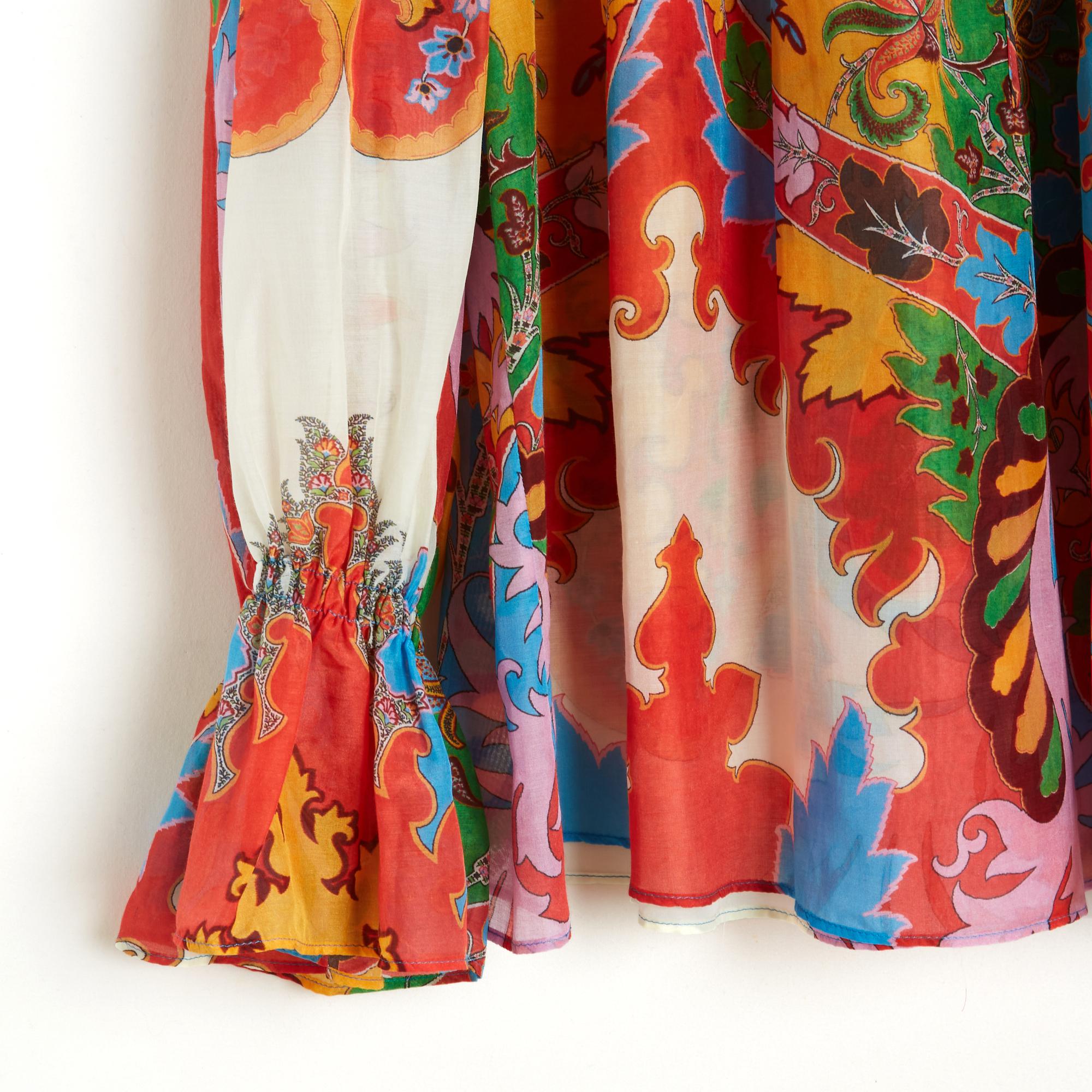 Top Etro blouse Cruise (or Resort) collection 2023 in cotton voile (51%) and silk, oversized volume (painter's blouse style), high collar with flat pleats closed by 3 dress buttons, balloon sleeves with cuffs tightened by an elastic, wide flounce at