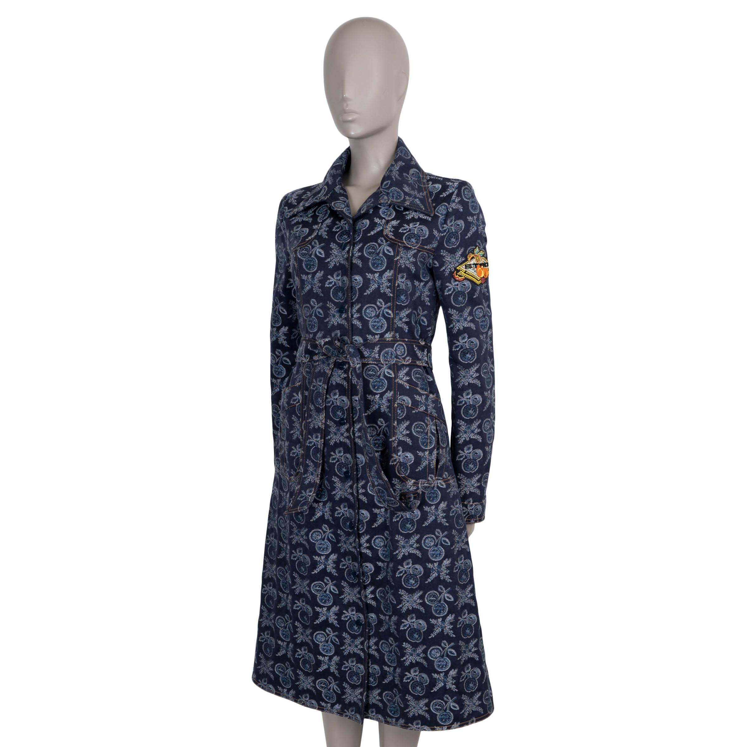 Dieser zu 100 % authentische Mantel von Etro ist aus dunkelblauem und hellblauem Frucht-Jacquard-Denim aus Baumwolle (70 %) und Polyester (30 %) gefertigt und mit kontrastierenden gelben Steppnähten versehen. Es hat eine taillierte, halblange