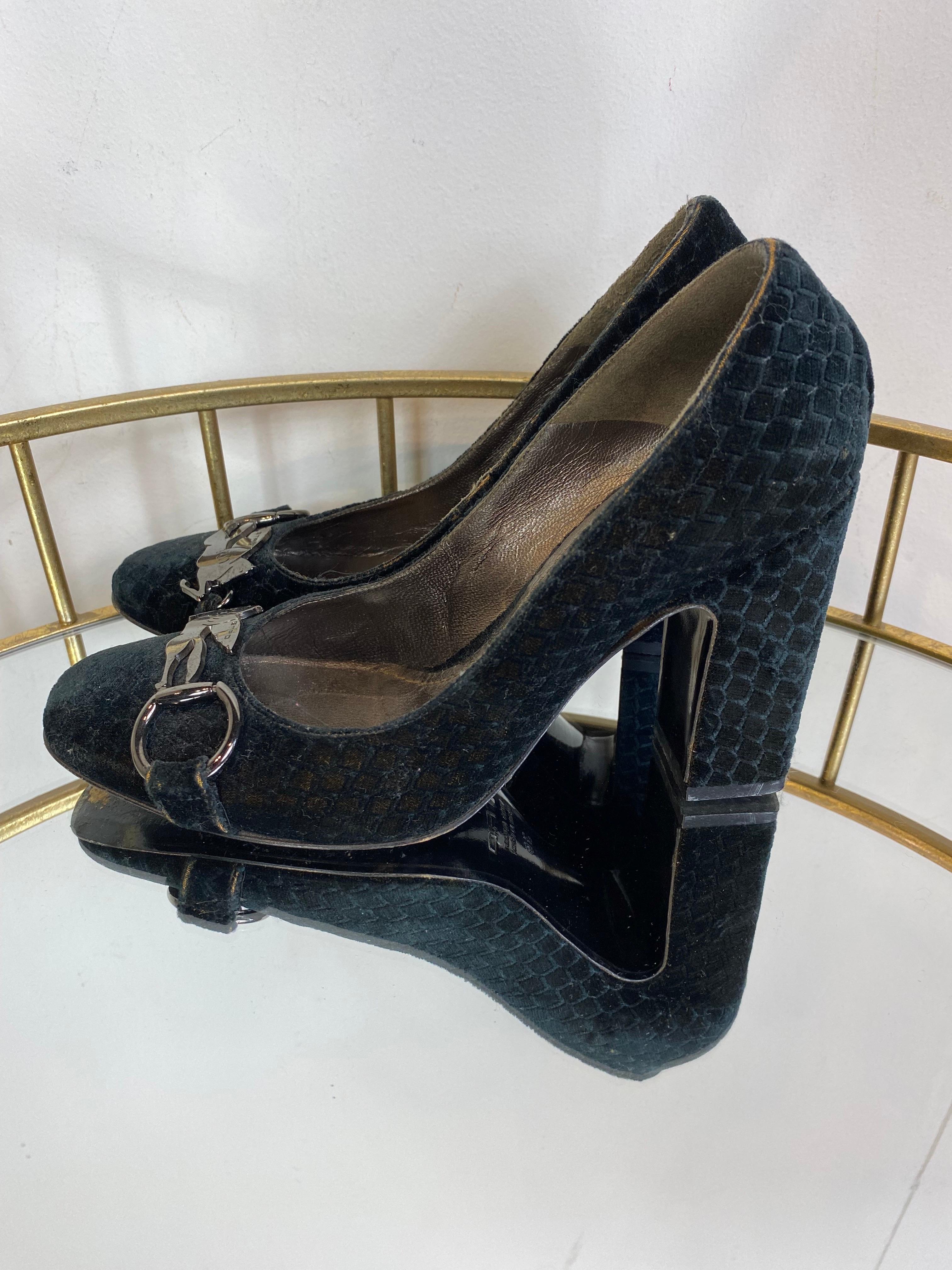 Black Etro velvet pumps with steel detail.

They show signs of use but are in very good condition overall.

N 36
Heel 9 cm