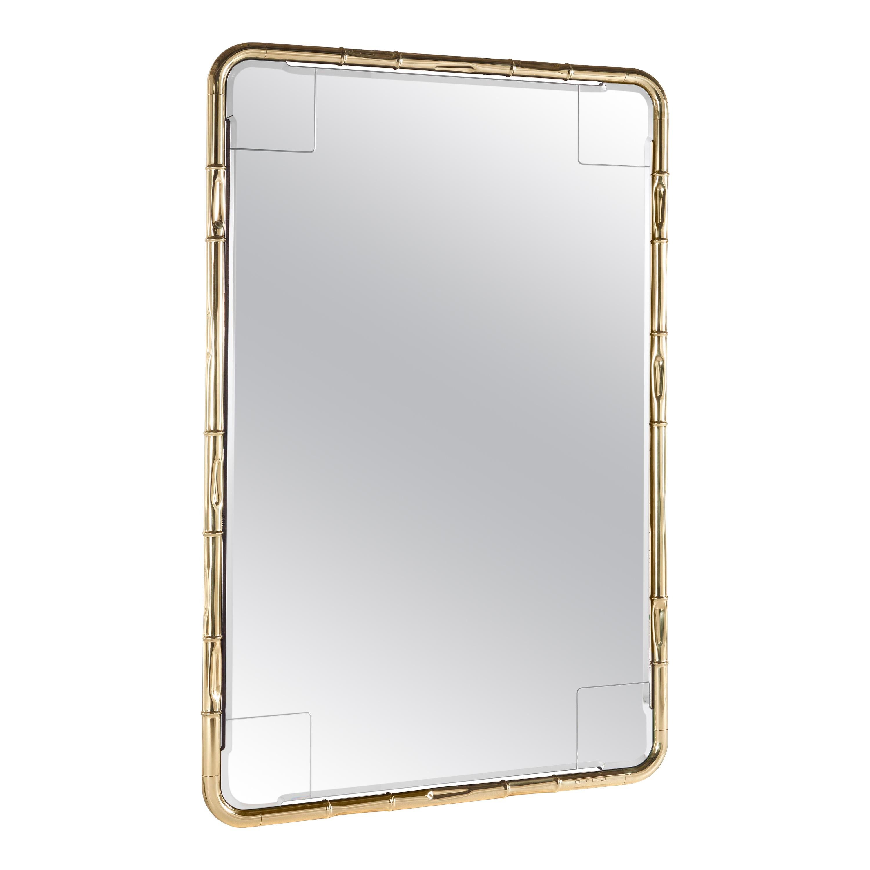 Un miroir élégant, inspiré de la nature, avec des cannes de bambou 
rappelant un environnement asiatique typique, réinterprété avec une touche lumineuse et chic, exprimée dans les détails précieux tels que la finition en laiton poli. Un élément