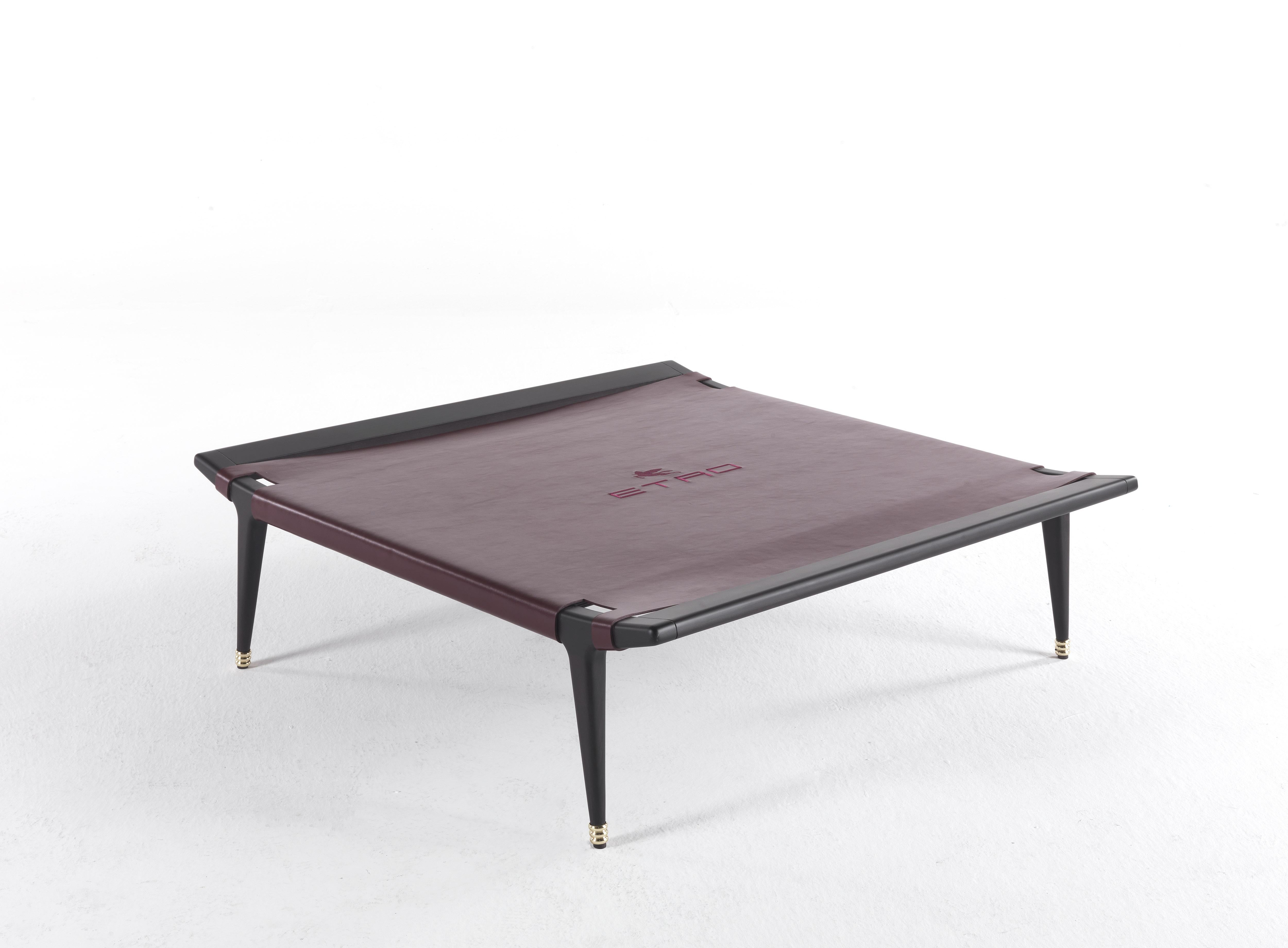 The leather with Etro logo embroidery is one of the main features of the Dinka table. The African inspiration is present in the matte finish of the dark wengè wood, in the polished brass rings reminding the jewels of the African tribes and in the