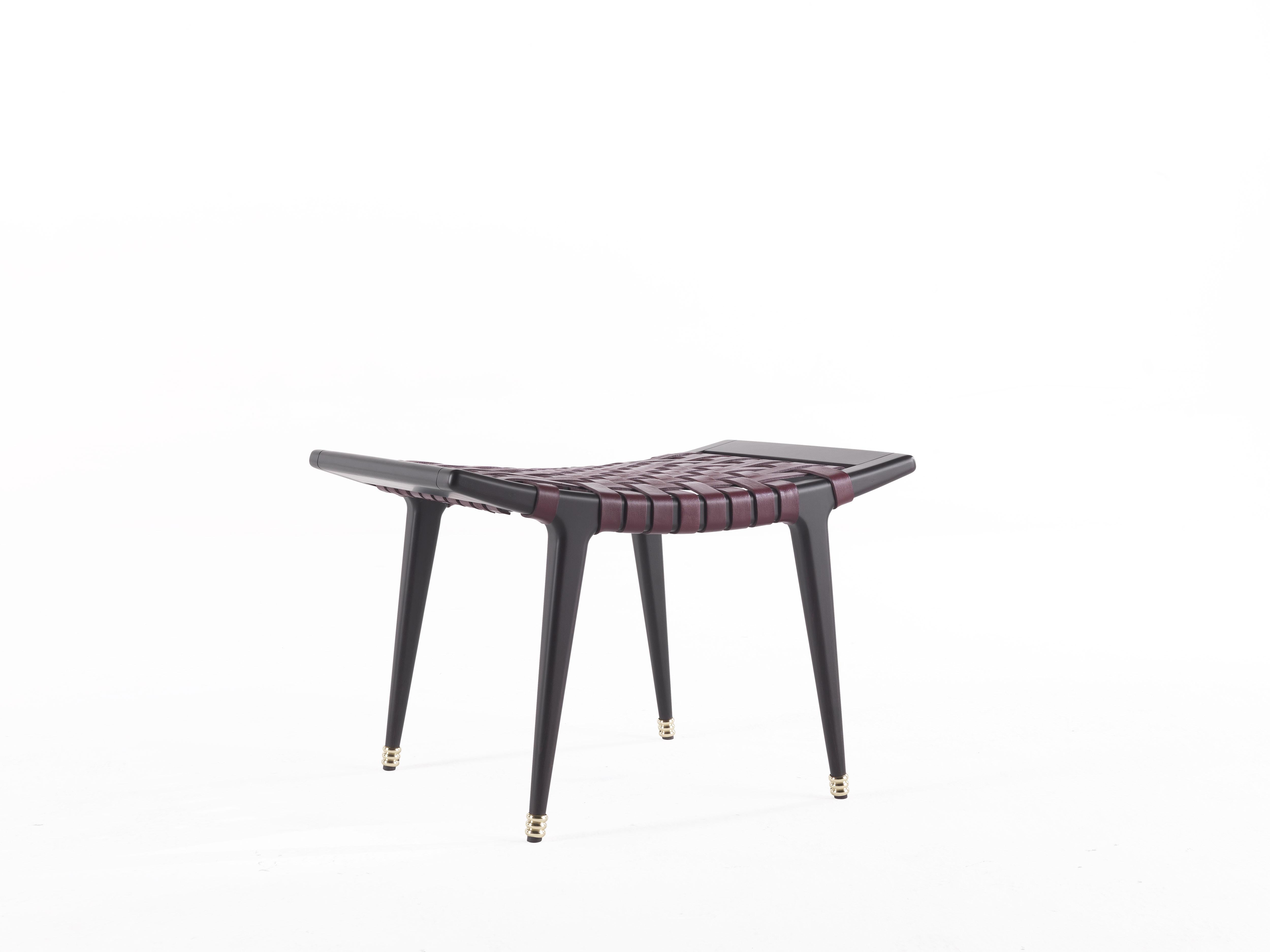 The leather twist is the main feature of the Dinka stool. The African inspiration is present in the matte finish of the dark wengè wood, in the polished brass rings reminding the jewels of the African tribes and in the warm colors evoking the
