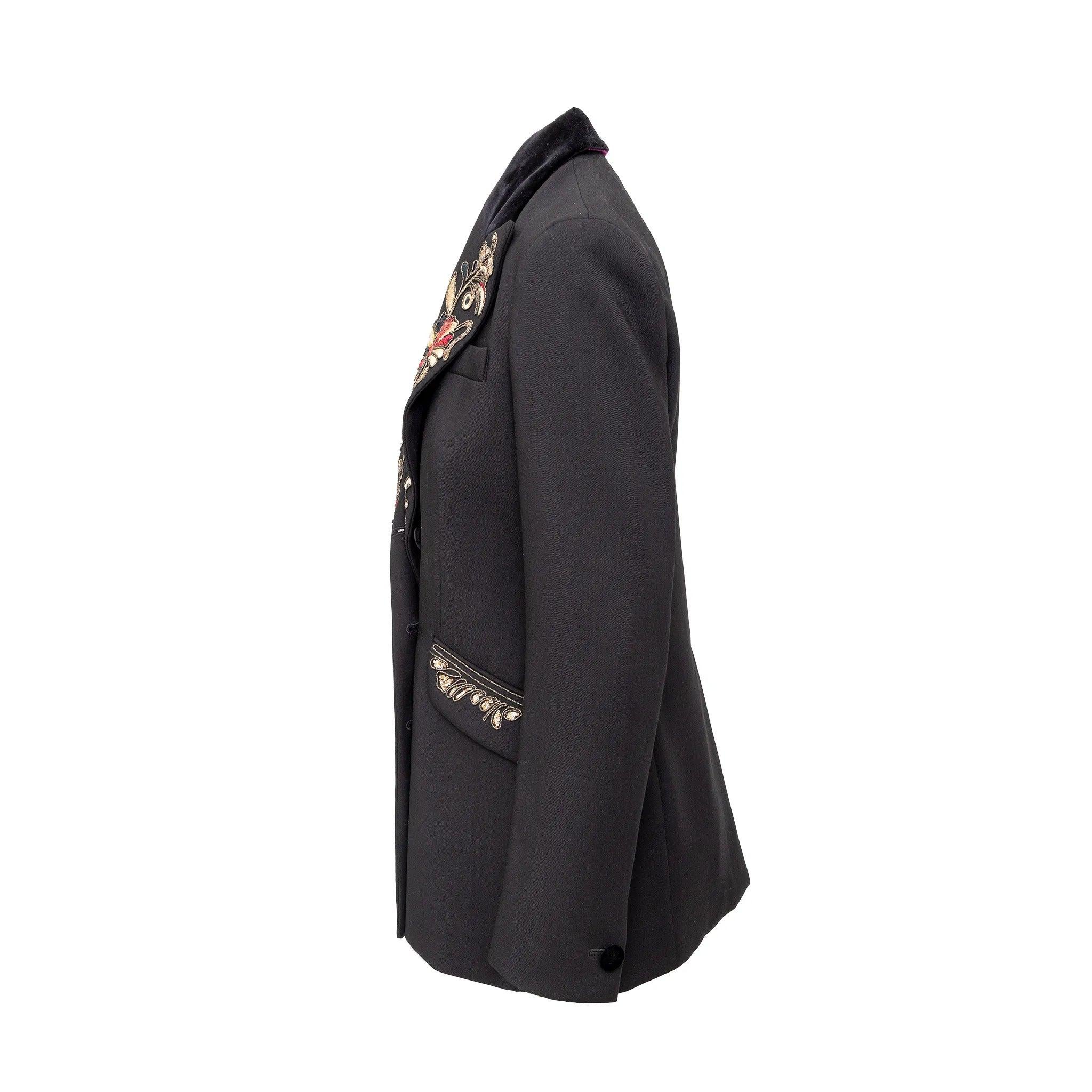 Blazer di Etro in misto lana con collo ricamato e rifinito in velluto. Taglio doppiopetto leggermente aderente, bottoni in velluto, pattine delle tasche ricamate. Foderato in paisley. 
 Materiale: 90% lana 8% poliammide 2% elastan 
 Misure: