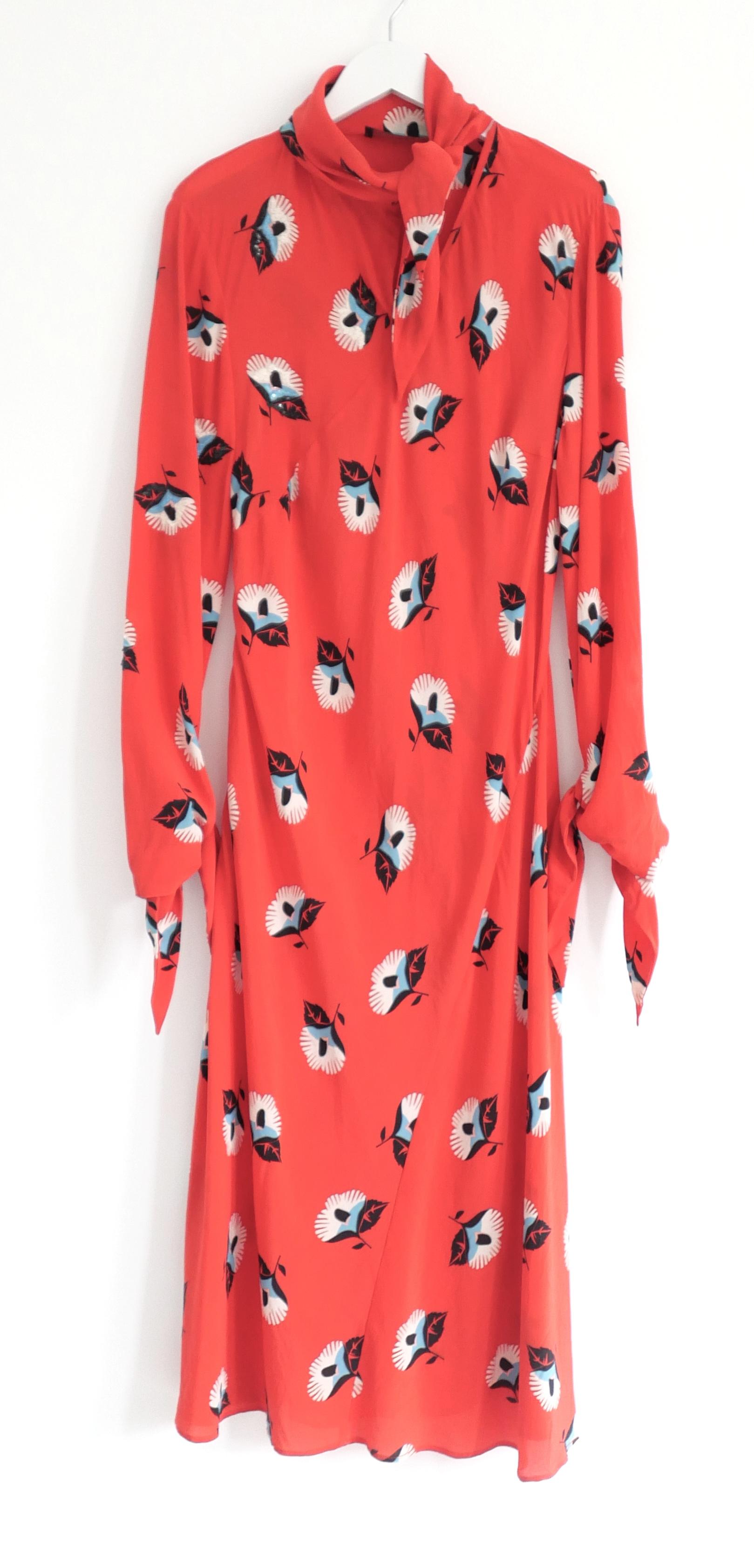 Magnifique robe en soie Etro. Réalisée en crêpe de chine de soie rouge, elle présente un imprimé floral Art Nouveau rehaussé de minuscules paillettes en haut à gauche. Le biais est très flatteur  coupé avec des liens au cou et aux manches. Fermeture