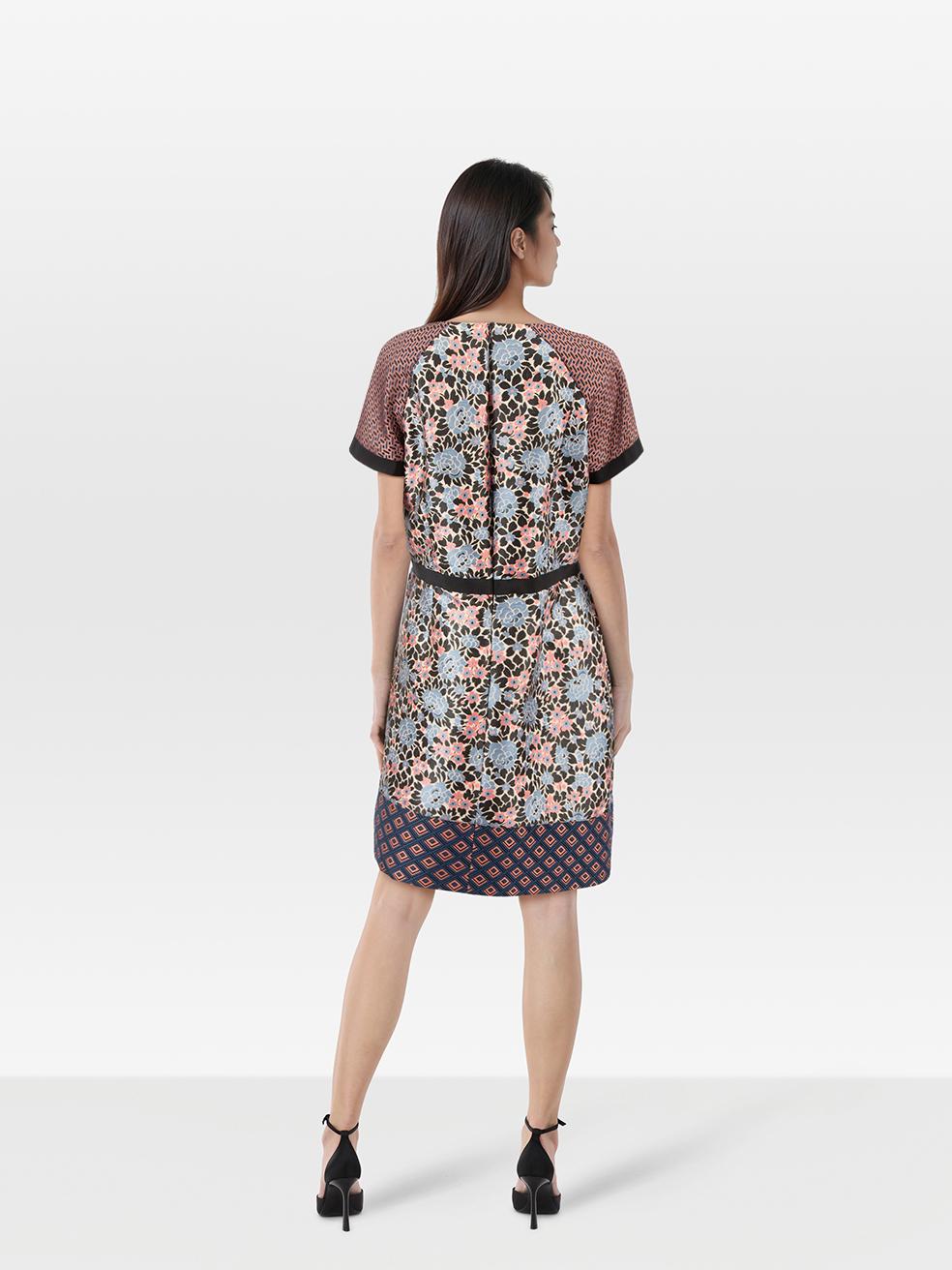 CONDITION ist sehr gut. Kaum sichtbare Abnutzungserscheinungen des Kleides sind bei diesem gebrauchten Etro Designer-Wiederverkaufsartikel zu erkennen.
 
 
 
 Einzelheiten
 
 
 Mehrfarbig
 
 Polyester
 
 Kleid
 
 Blumendruck
 
 Knielang
 
 Kurze