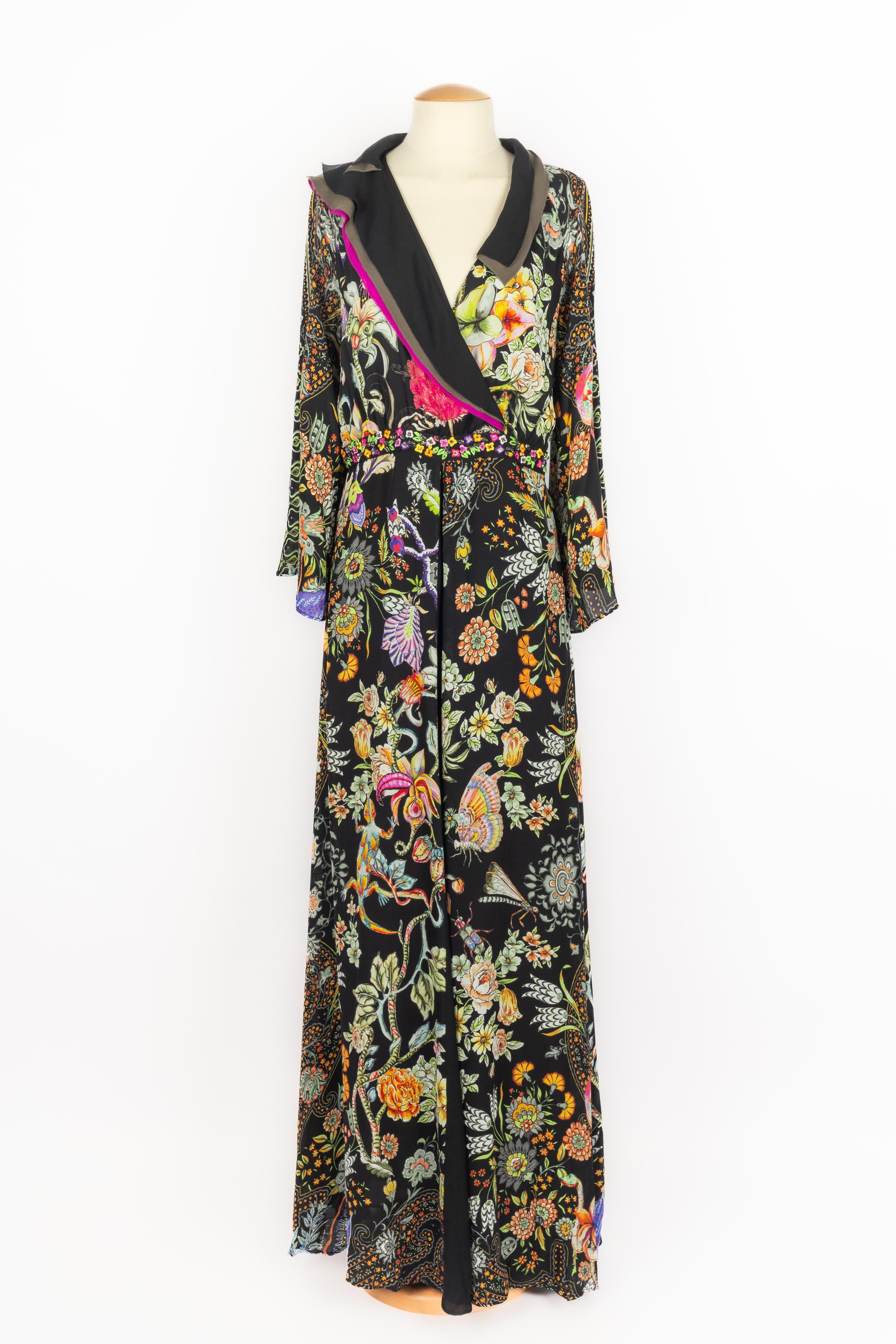 ETRO - (Made in Italy) Mehrfarbiges Seidenkleid mit Volantkragen. Größe 42IT.

Bedingung:
Sehr guter Zustand

Abmessungen:
Schulterbreite: 42 cm - Brustumfang: 43 cm - Taillenumfang: 33 cm - Ärmellänge: 55 cm - Länge: ca. 160 cm

SKU:VR22