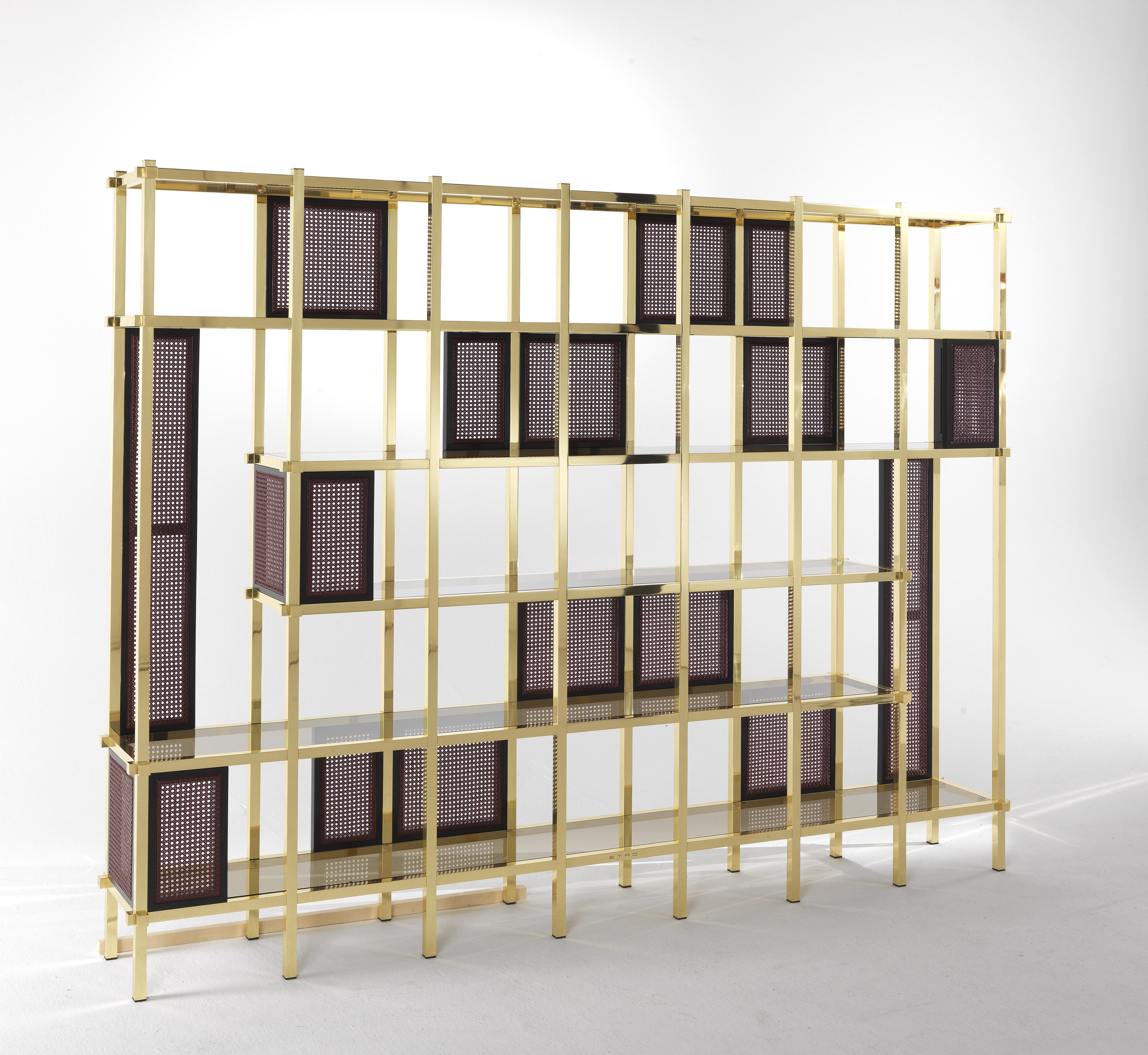 A bookcase with a strong decorative appeal, worthy of a starring role in any living space. The scenographic structure is the result of a game of colours and contrasts: the regular and austere grid is livened up thanks to the alternation of natural