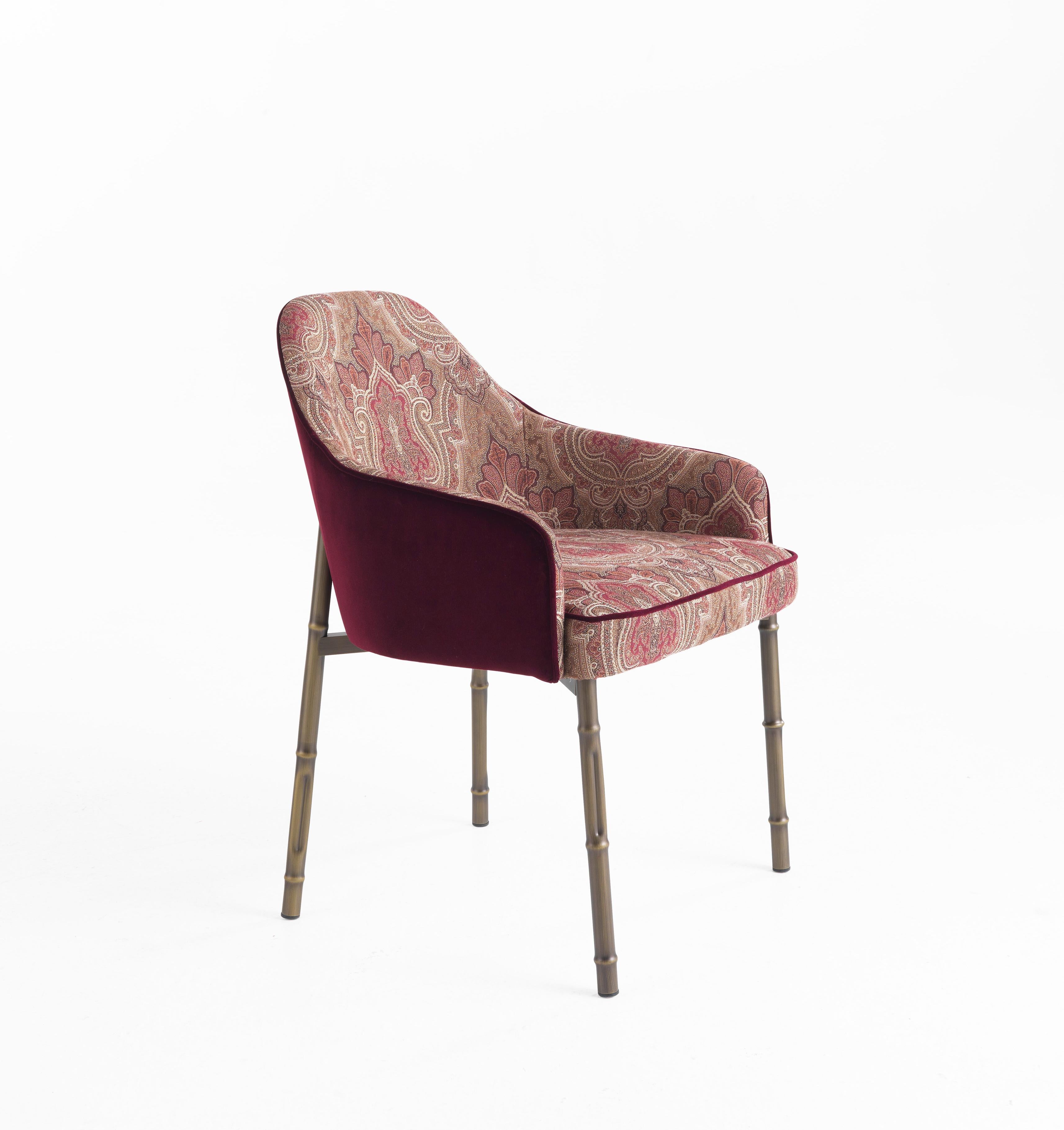 The rich Deosai cashmere of the seat, enhanced by the burgundy velvet piping that also features the back, meets the suggestions of the Asian nature, evoked by the bronzed finish legs with bamboo shape and by the precious monkey applied to the back,